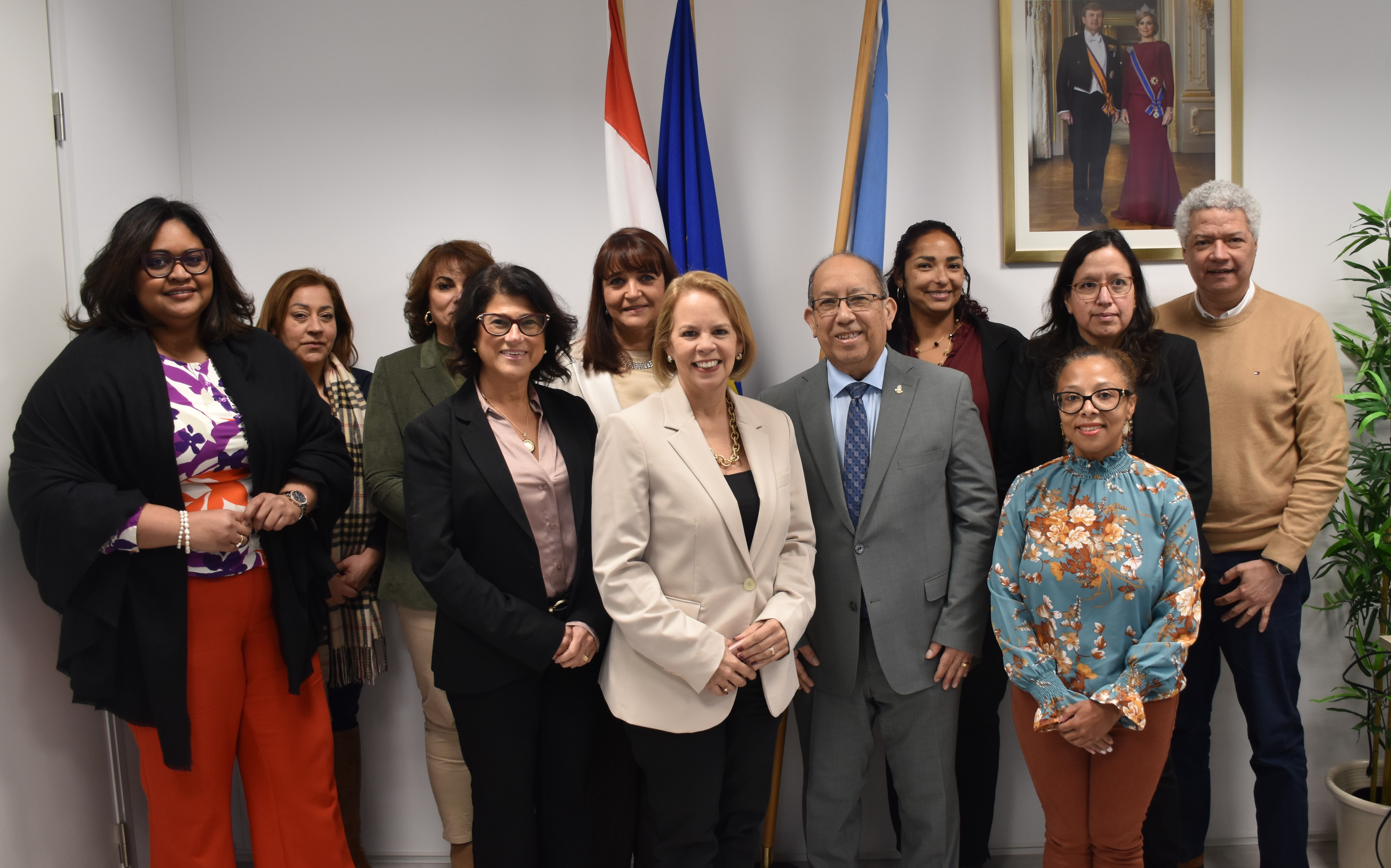 Prome Minister Evelyn Wever-Croes a bishita Gabinete di Aruba