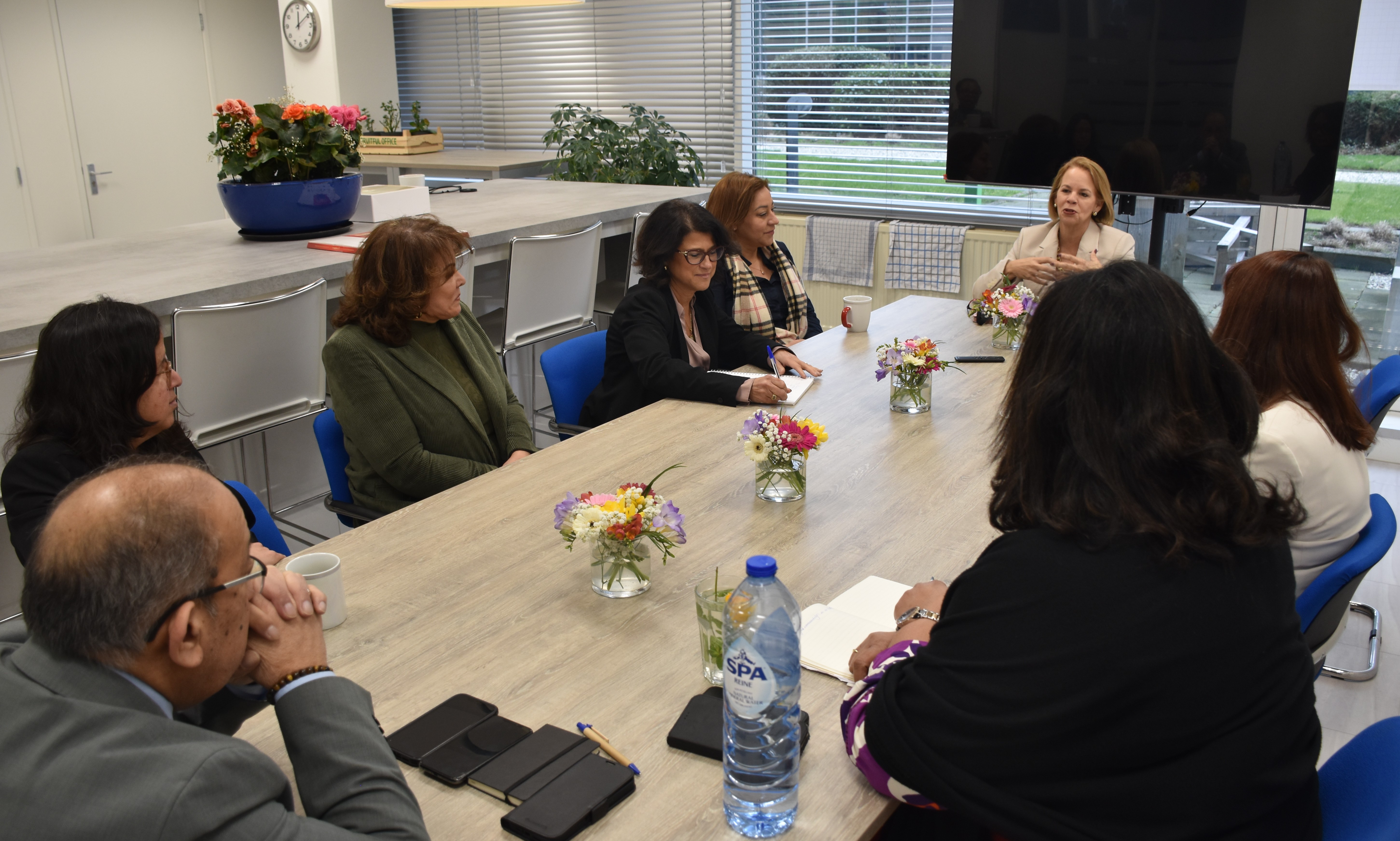 Prome Minister Evelyn Wever-Croes a bishita Gabinete di Aruba