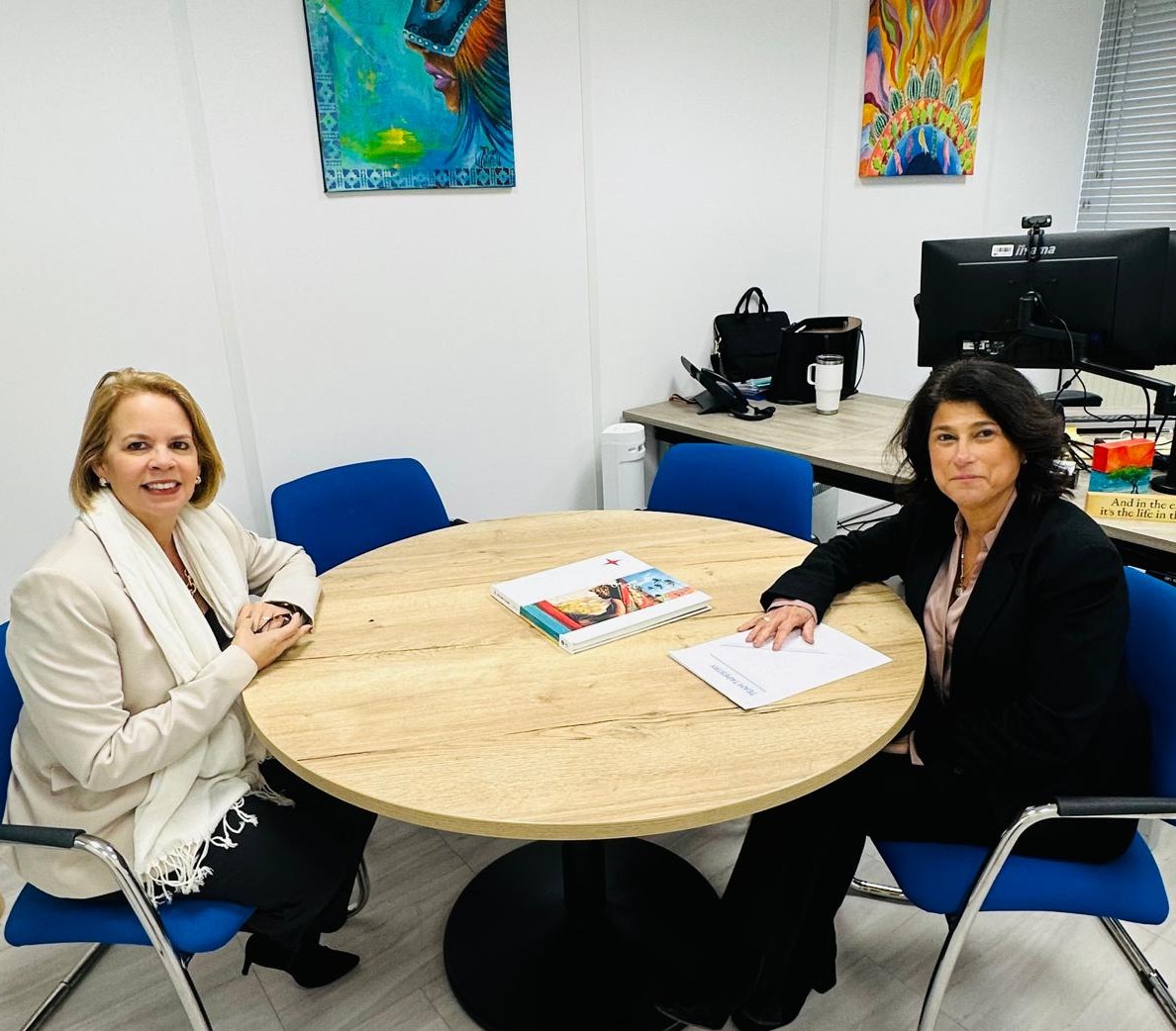 Prome Minister Evelyn Wever-Croes a bishita Gabinete di Aruba