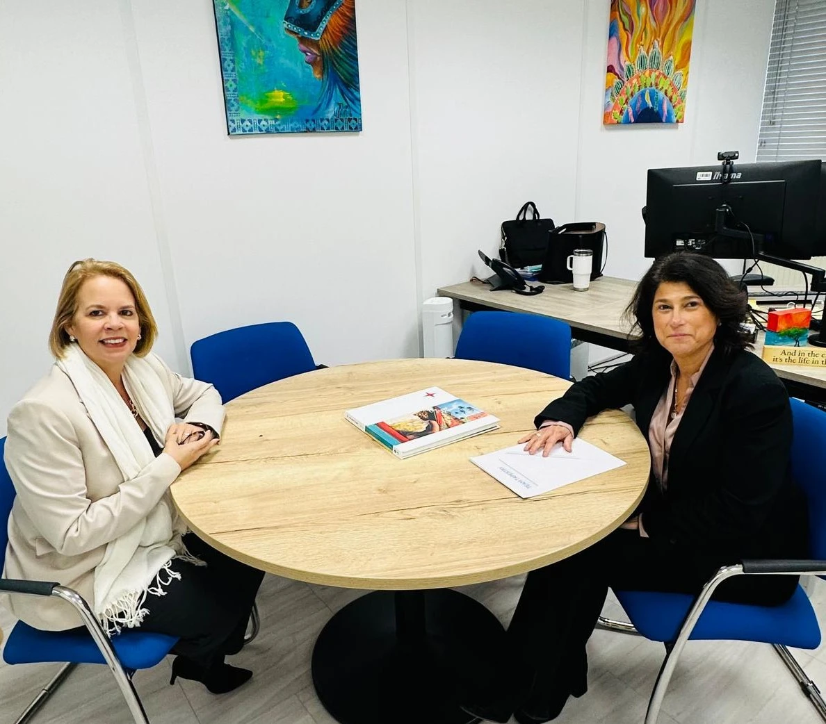 Prome Minister Evelyn Wever-Croes a bishita Gabinete di Aruba