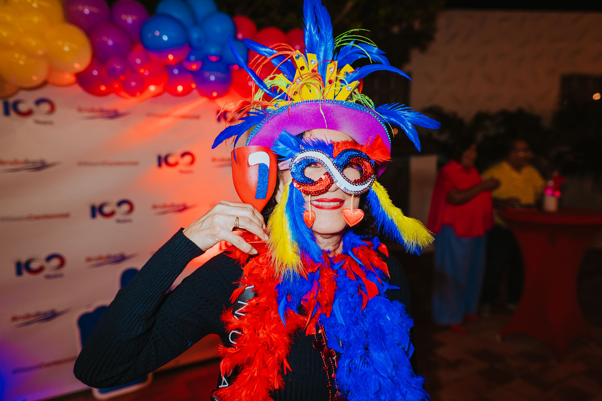 Aruba Bank ta sigui celebra 100 aña cu su empleadonan durante un fiesta di carnaval