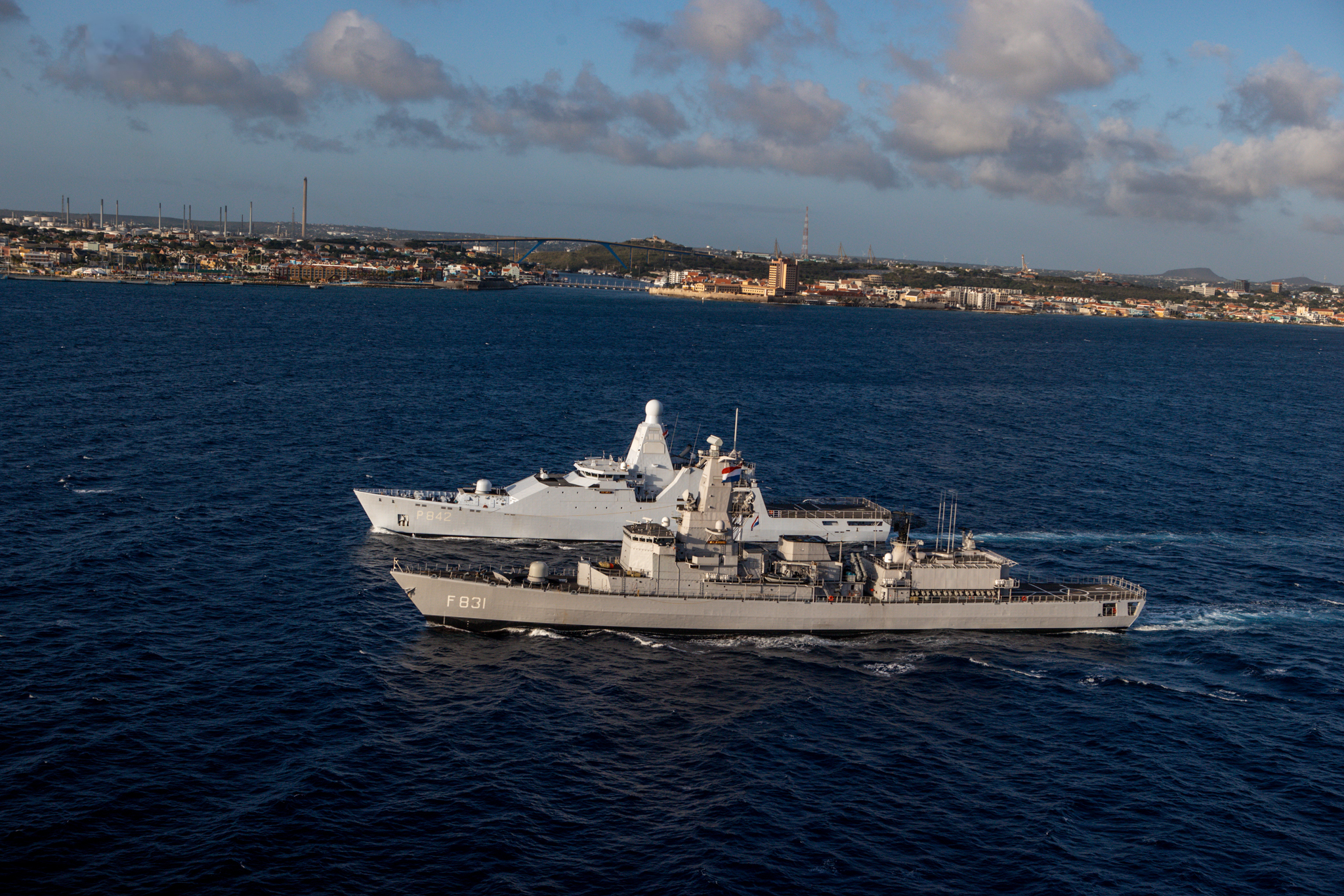 Zr.Ms. Van Amstel ta remplasa Zr.Ms. Friesland