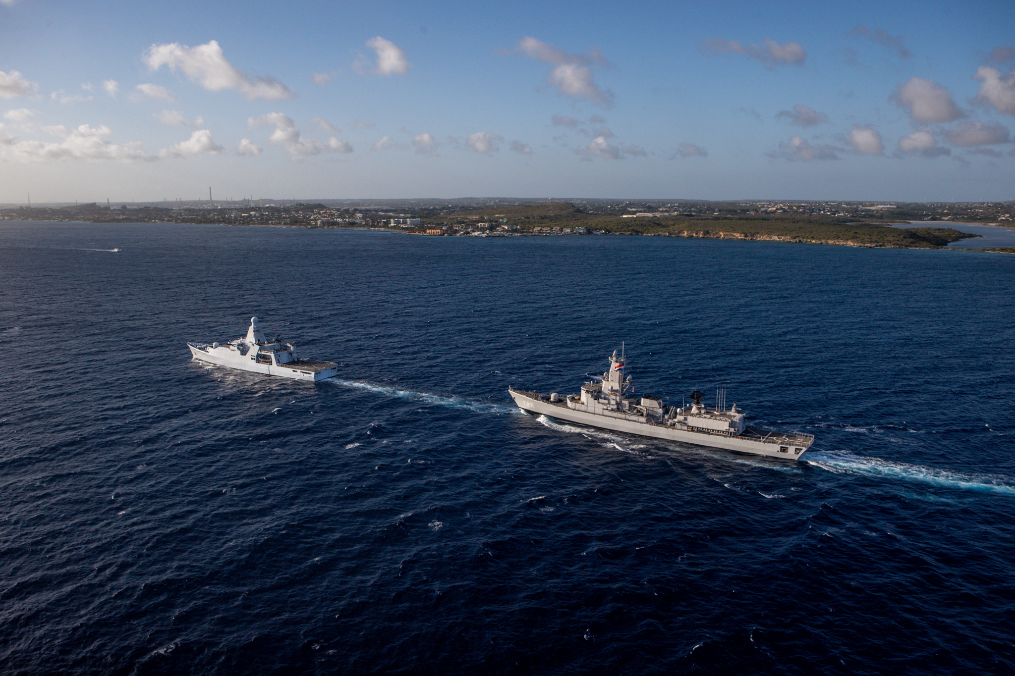 Zr.Ms. Van Amstel ta remplasa Zr.Ms. Friesland