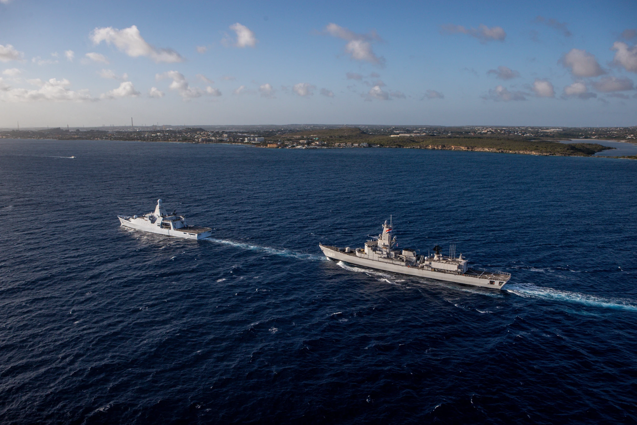 Zr.Ms. Van Amstel ta remplasa Zr.Ms. Friesland