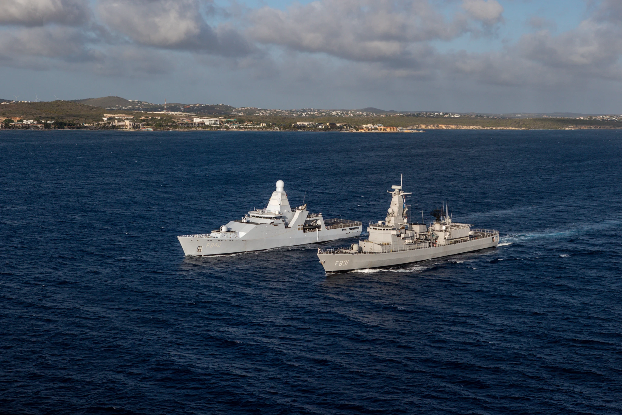 Zr.Ms. Van Amstel ta remplasa Zr.Ms. Friesland