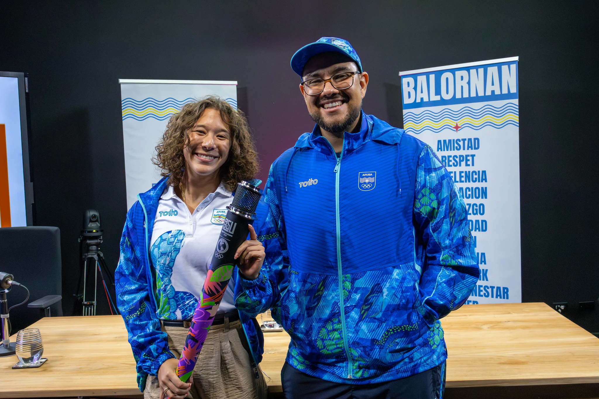 Di drenta piscina pa landa cu su ruman como mucha te yega Weganan Olimpico Paris2024