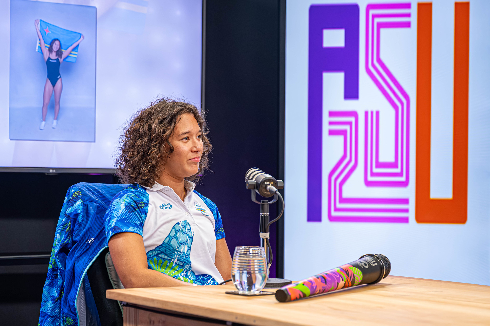 Di drenta piscina pa landa cu su ruman como mucha te yega Weganan Olimpico Paris2024