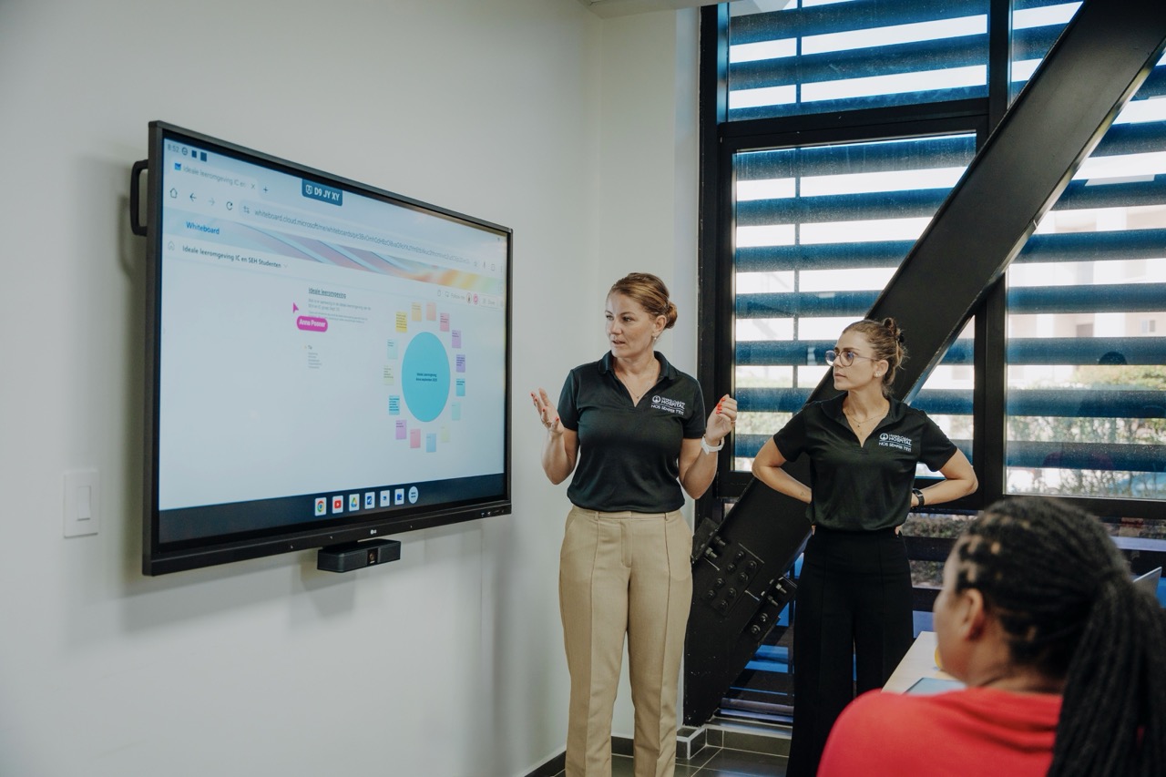 10 nurse a cuminsa nan specialisacion IC/SEH na Aruba mes