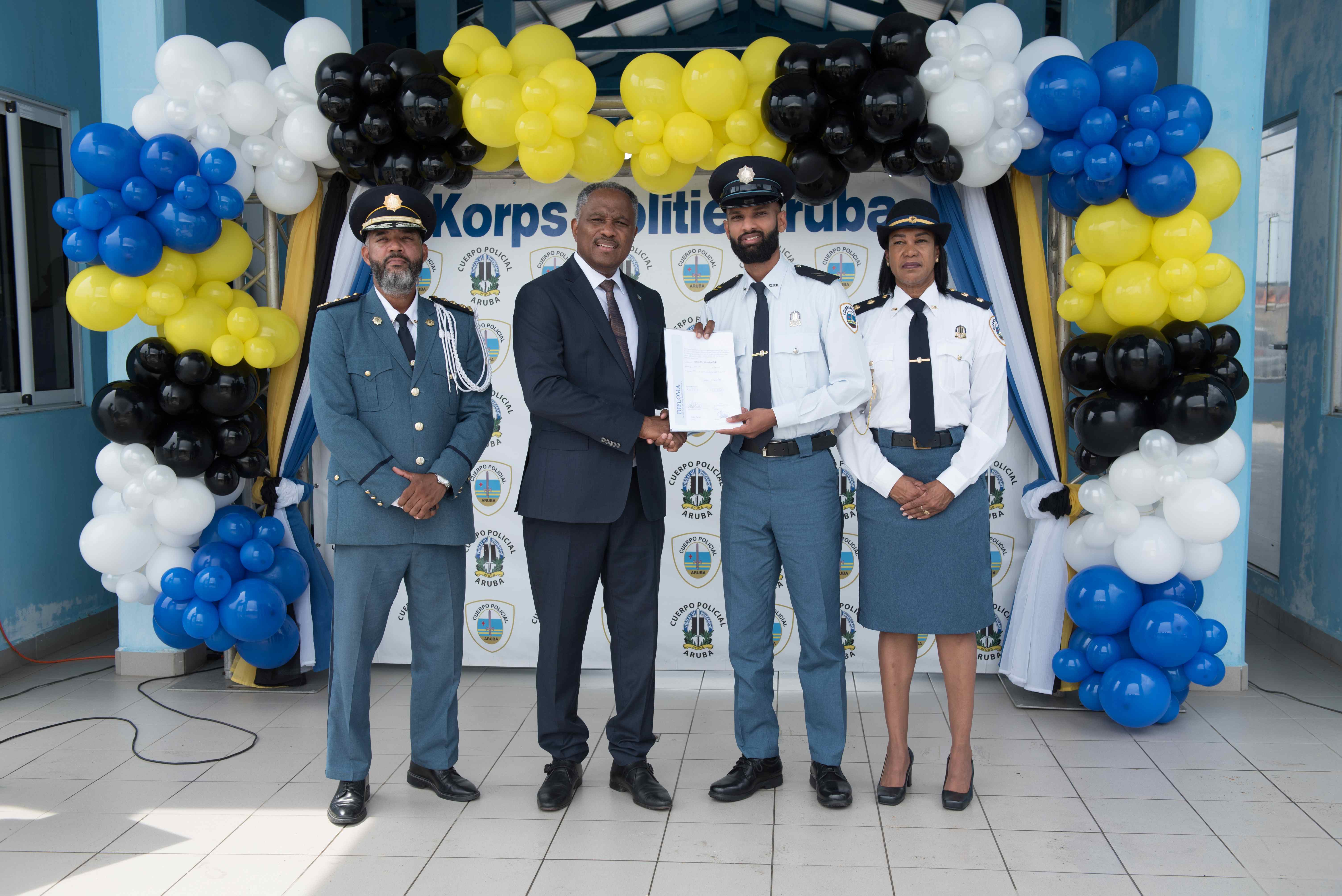 Altocomisario di Polis Ramon Arnhem ta yama bonbini na coleganan nobo