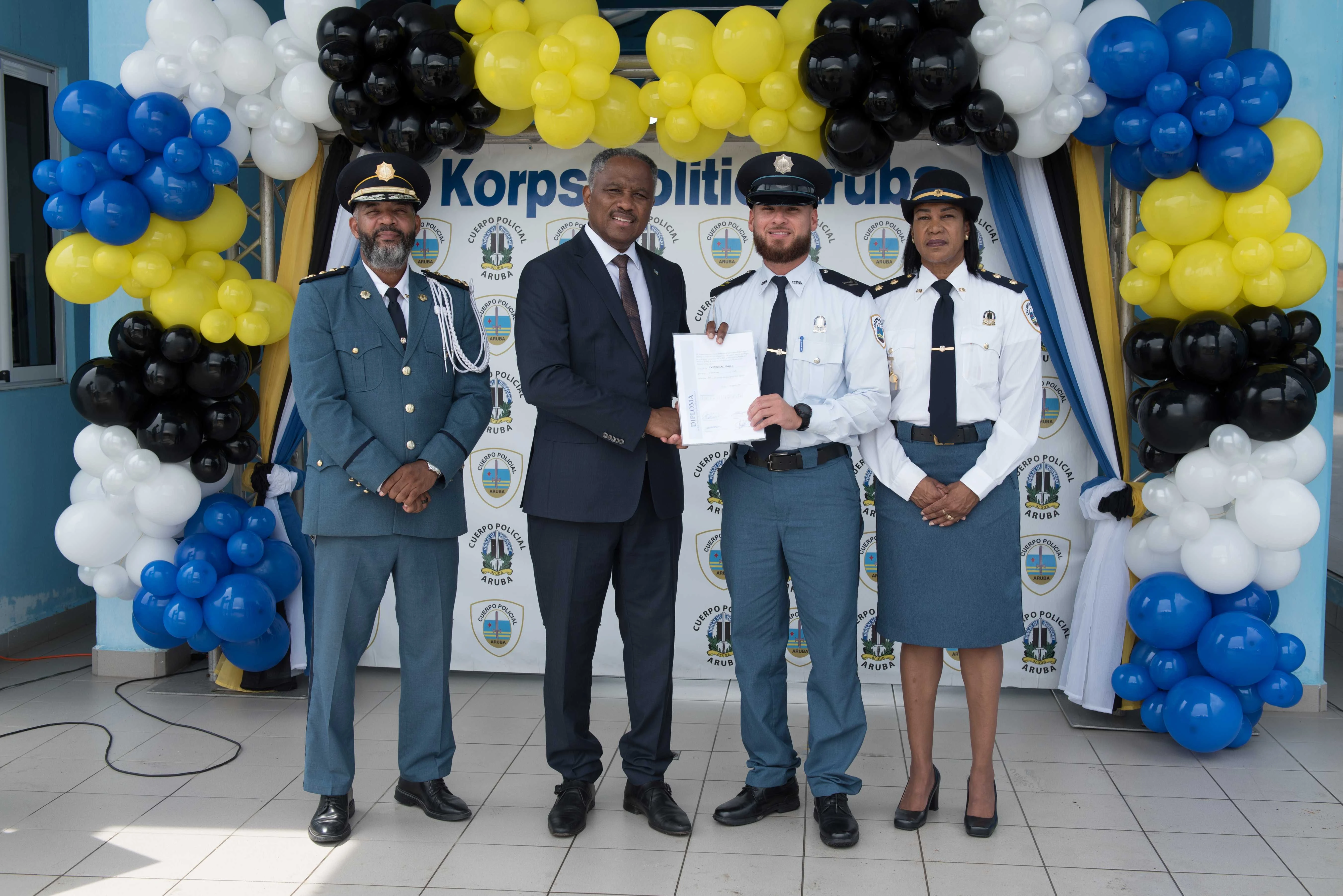 Altocomisario di Polis Ramon Arnhem ta yama bonbini na coleganan nobo