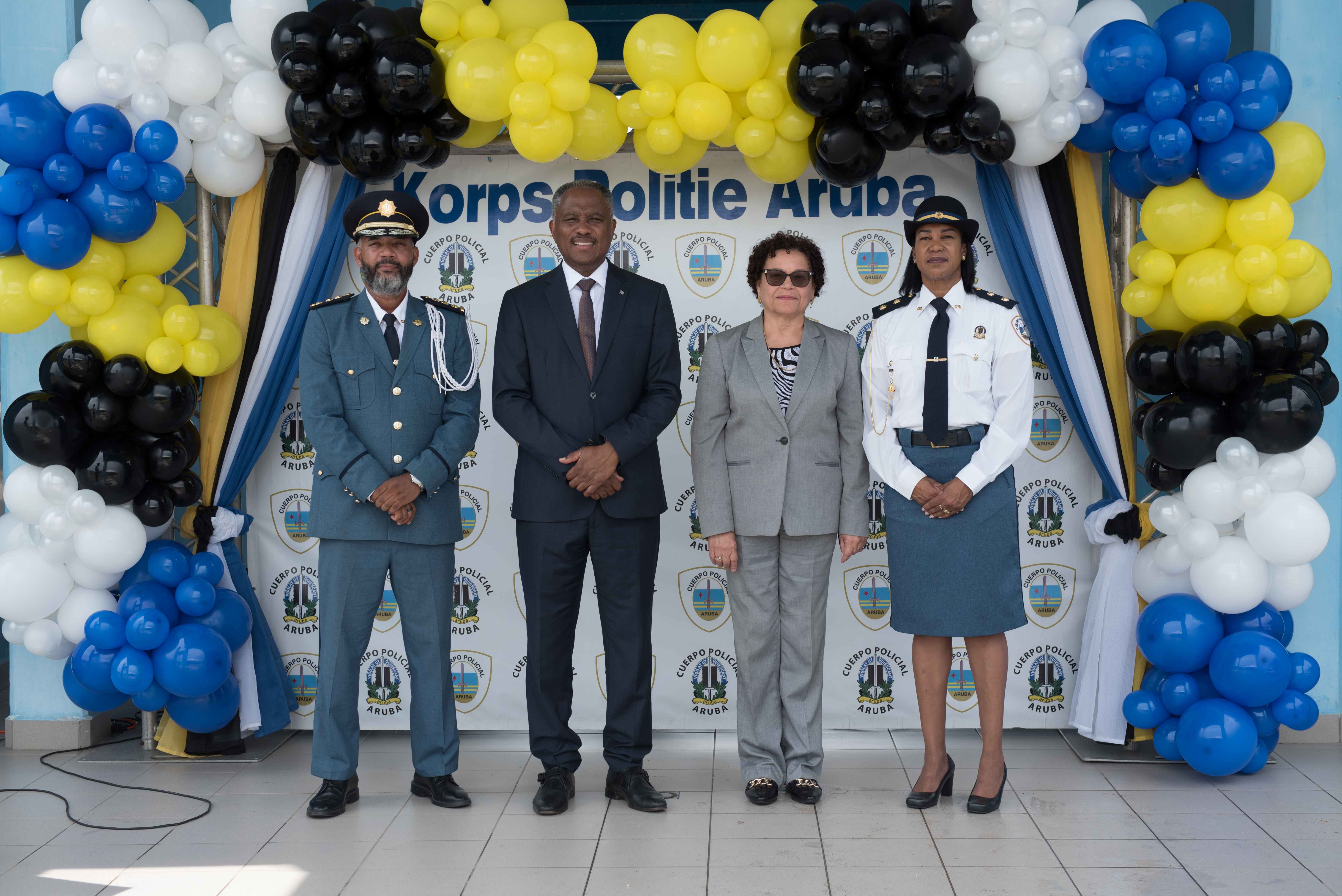 Altocomisario di Polis Ramon Arnhem ta yama bonbini na coleganan nobo