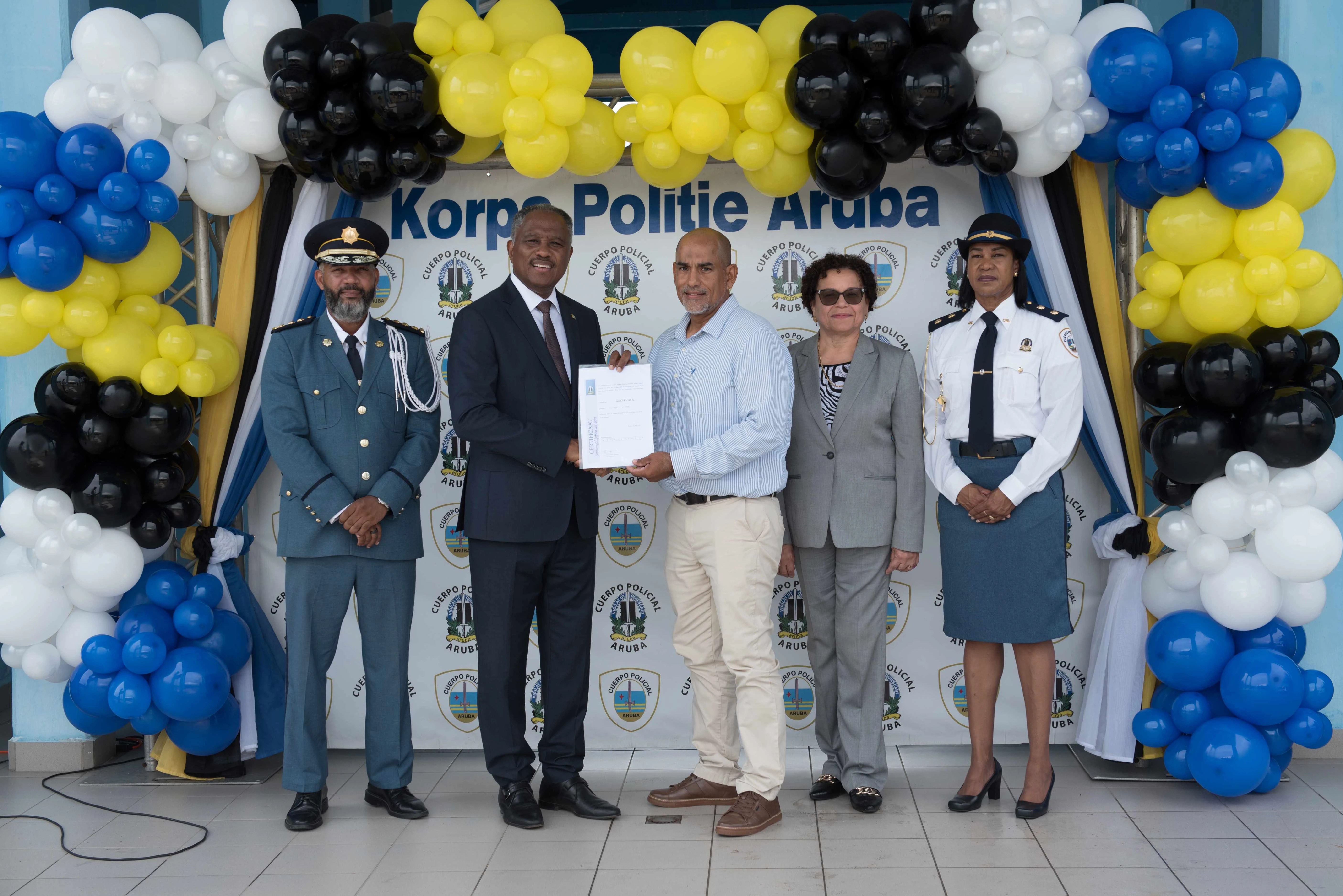 Altocomisario di Polis Ramon Arnhem ta yama bonbini na coleganan nobo