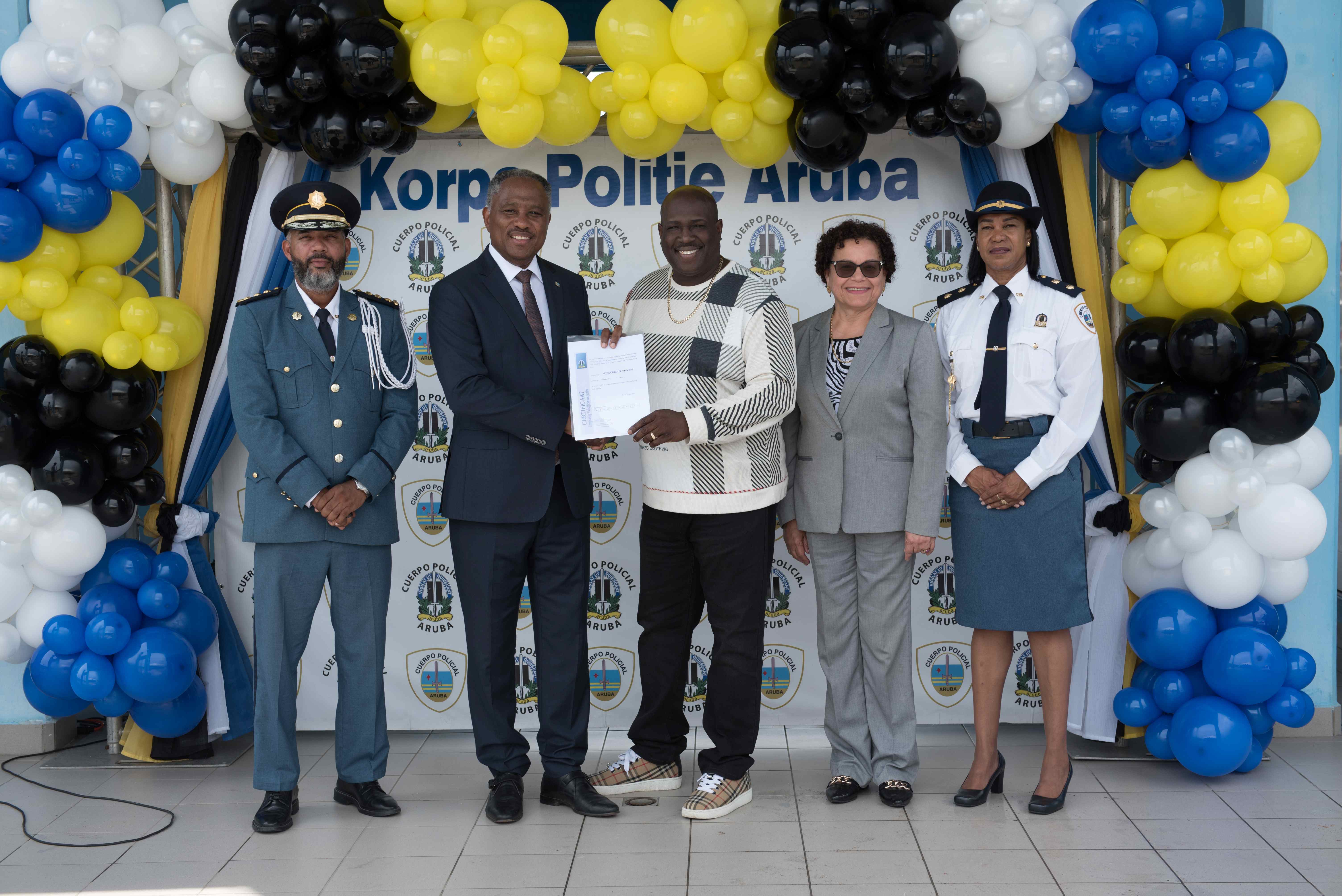 Altocomisario di Polis Ramon Arnhem ta yama bonbini na coleganan nobo