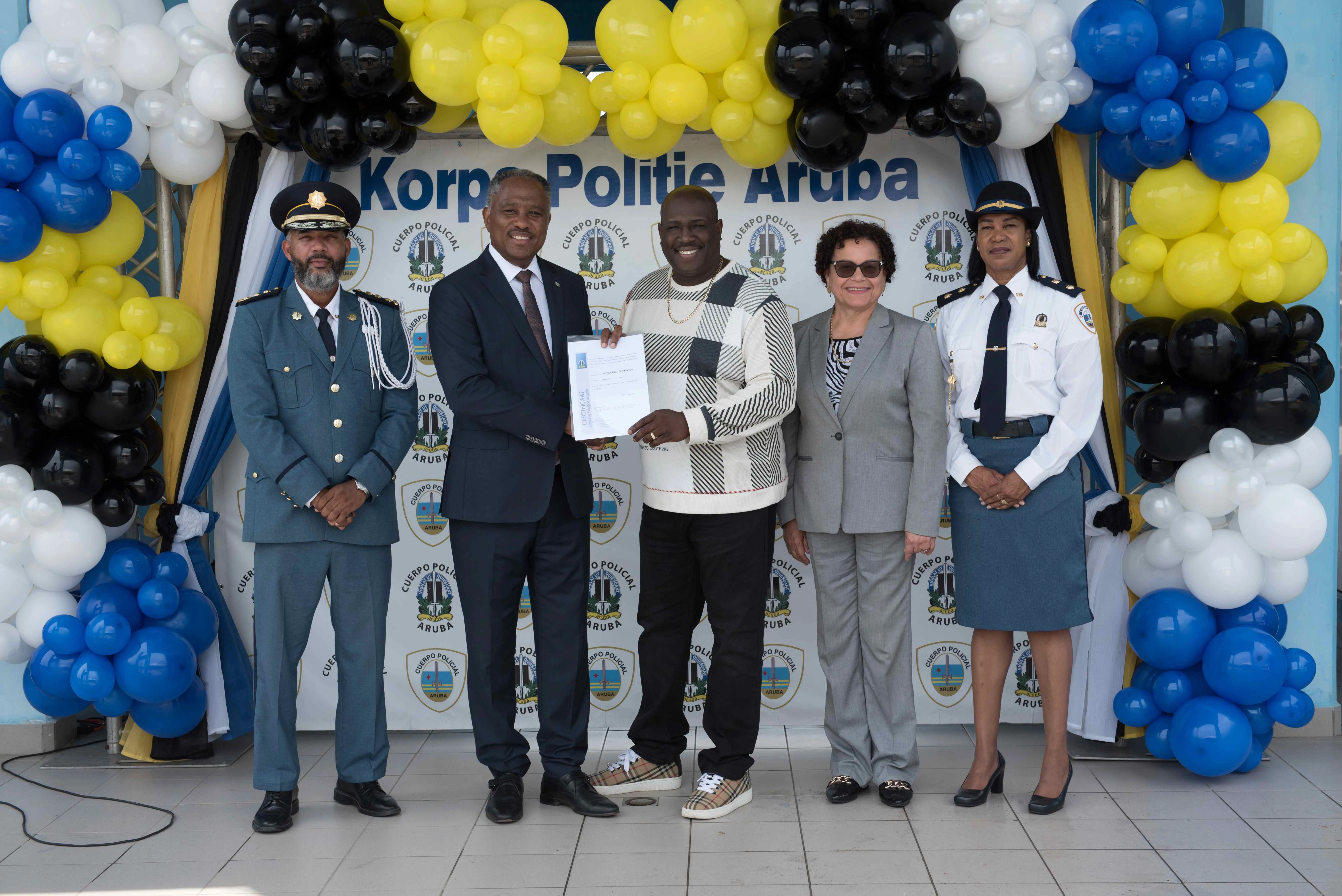 Altocomisario di Polis Ramon Arnhem ta yama bonbini na coleganan nobo