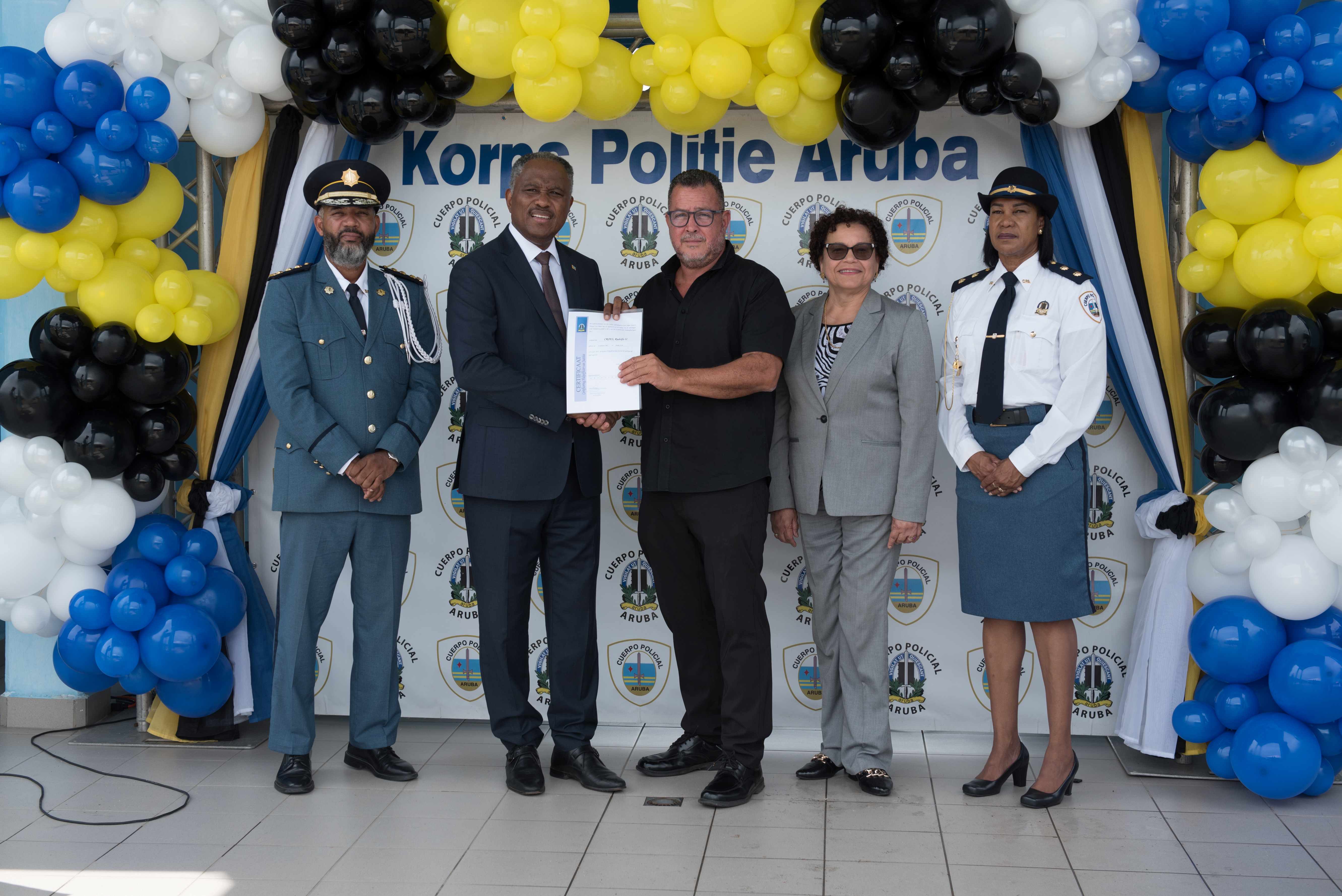 Altocomisario di Polis Ramon Arnhem ta yama bonbini na coleganan nobo