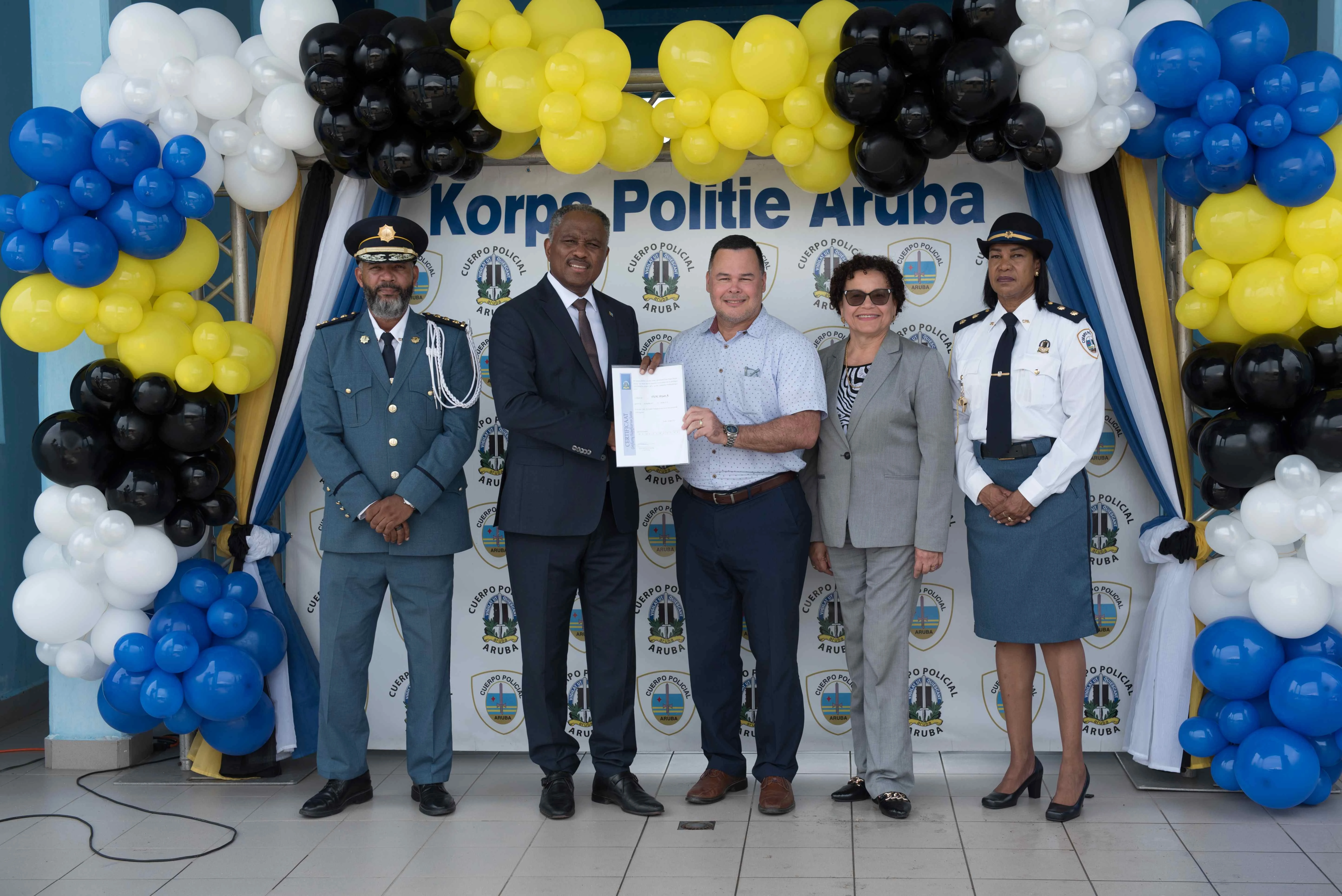 Altocomisario di Polis Ramon Arnhem ta yama bonbini na coleganan nobo