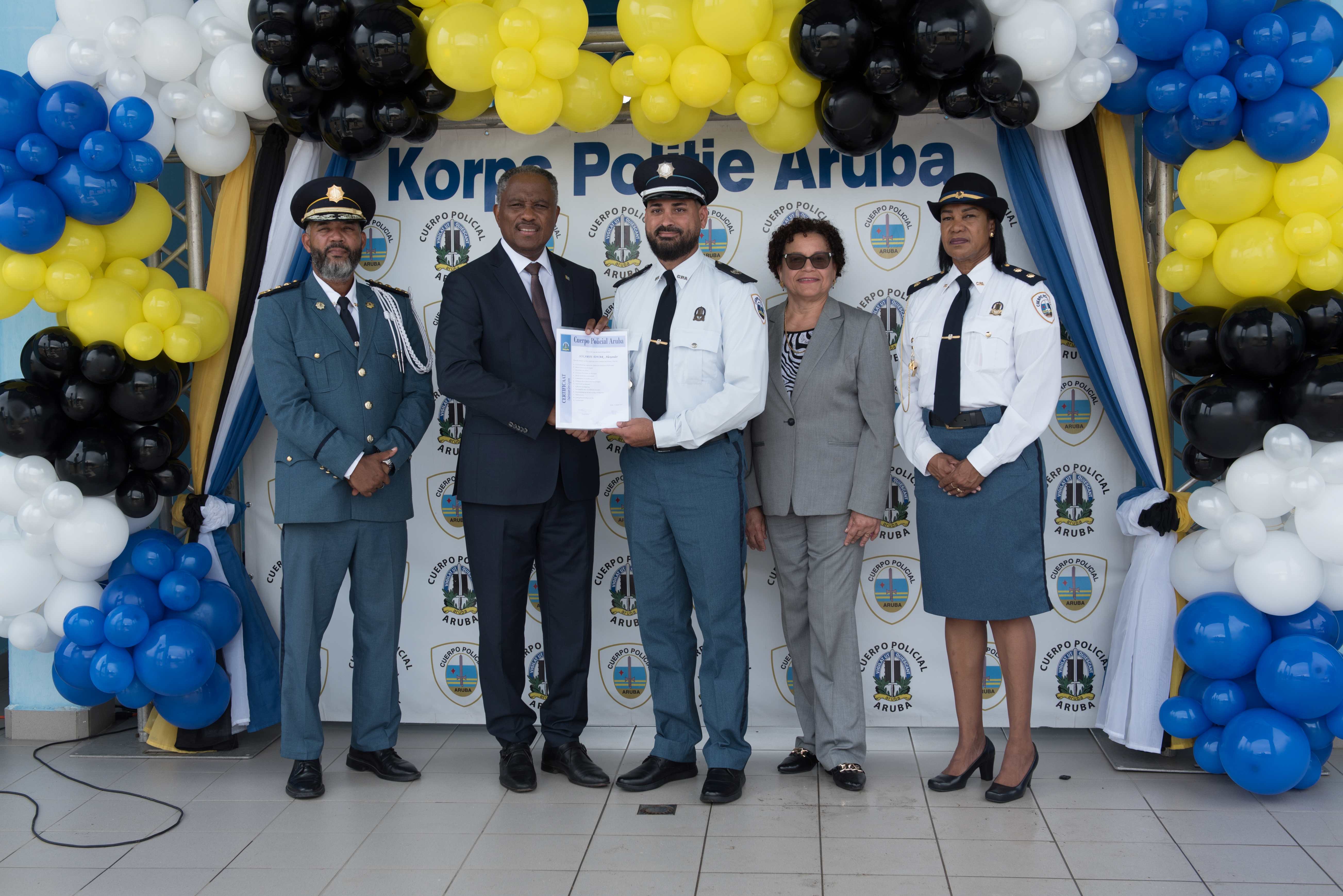 Altocomisario di Polis Ramon Arnhem ta yama bonbini na coleganan nobo