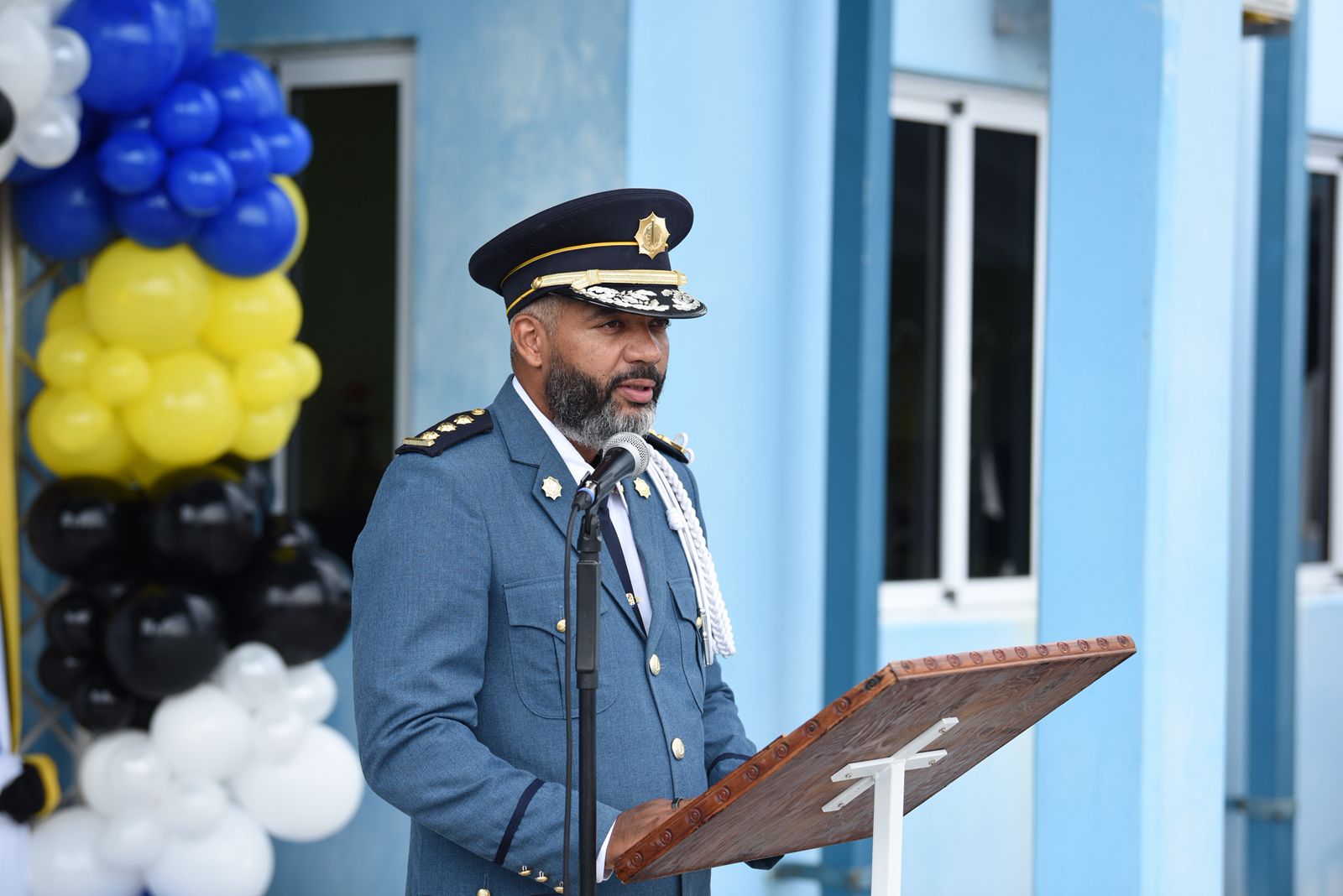 Altocomisario di Polis Ramon Arnhem ta yama bonbini na coleganan nobo