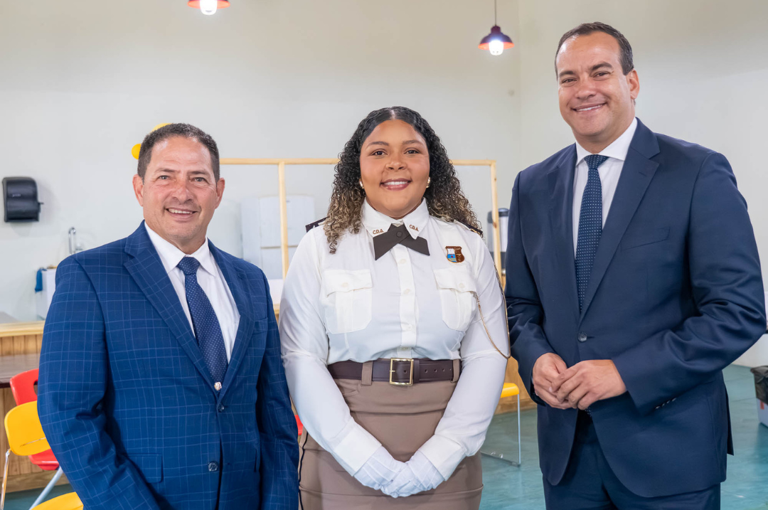 Departamento di Aduana a celebra cu un grupo di funcionario den ceremonia di huramentacion