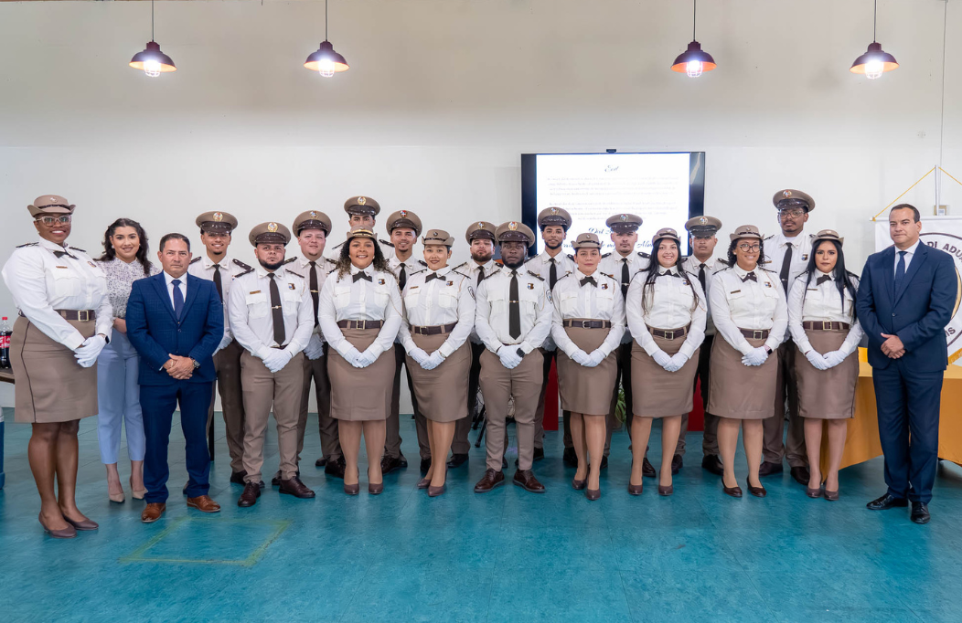 Departamento di Aduana a celebra cu un grupo di funcionario den ceremonia di huramentacion