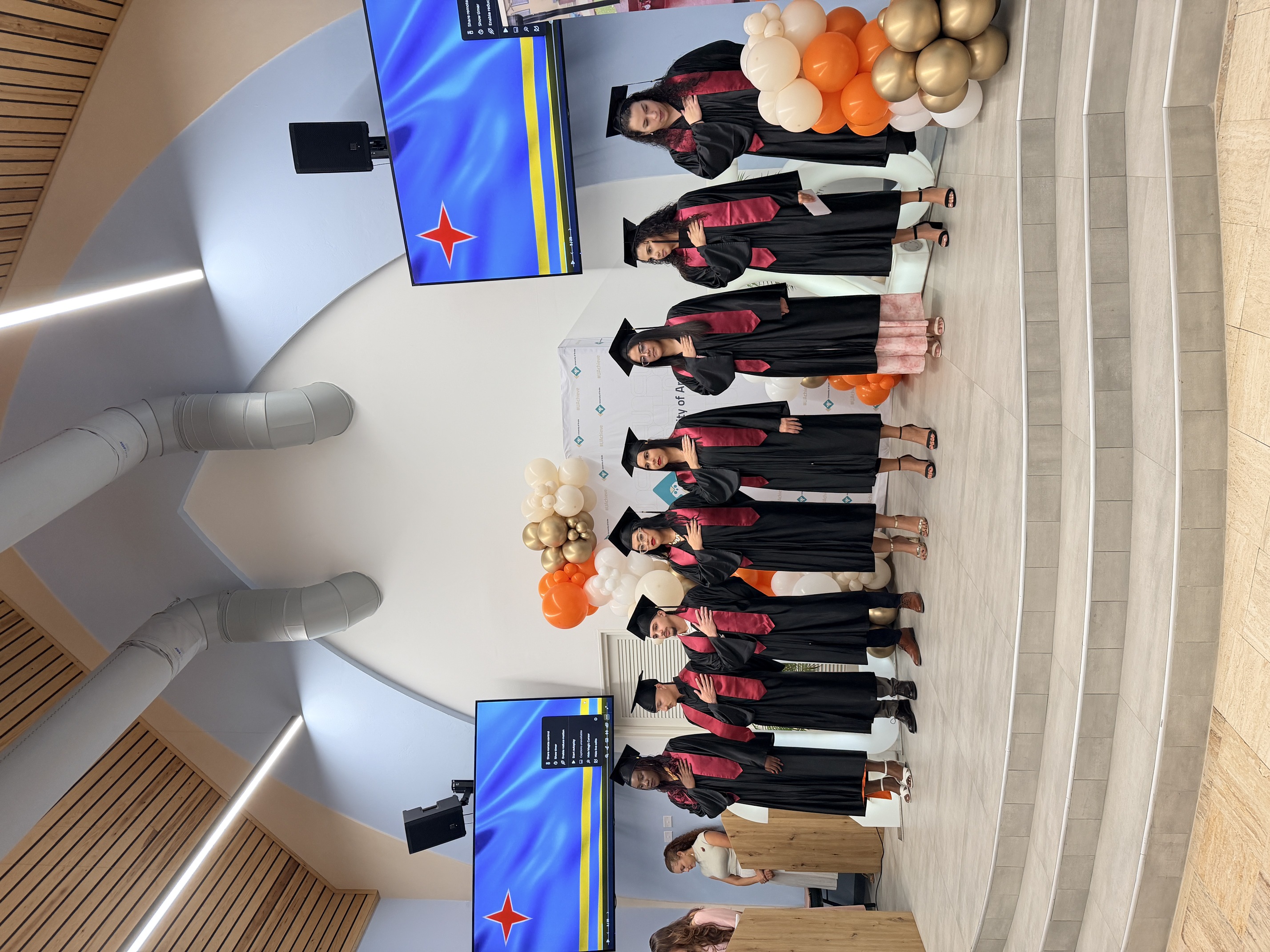 Minister Cicilia presente na graduacion di e profesionalnan social