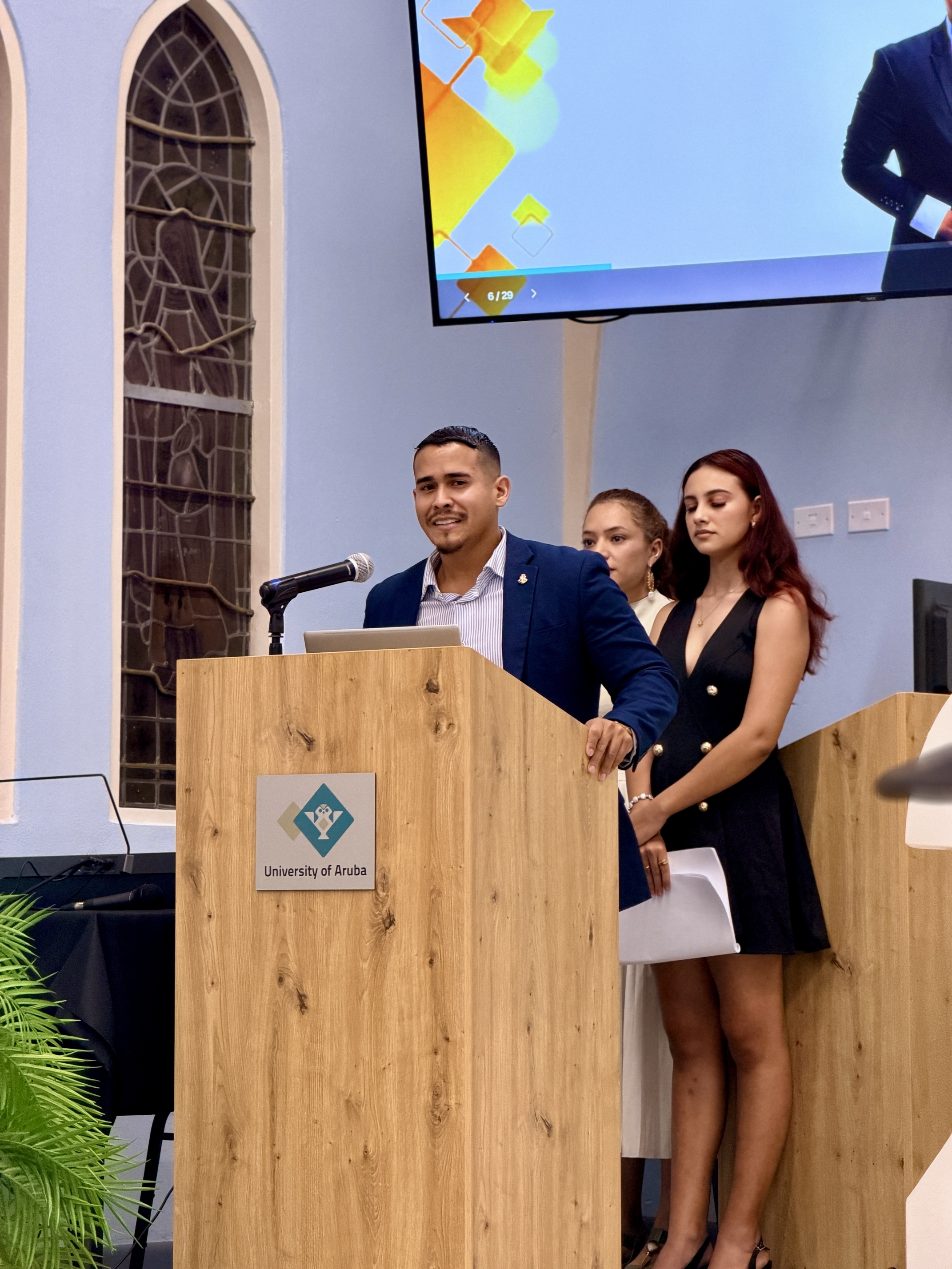 Minister Cicilia presente na graduacion di e profesionalnan social