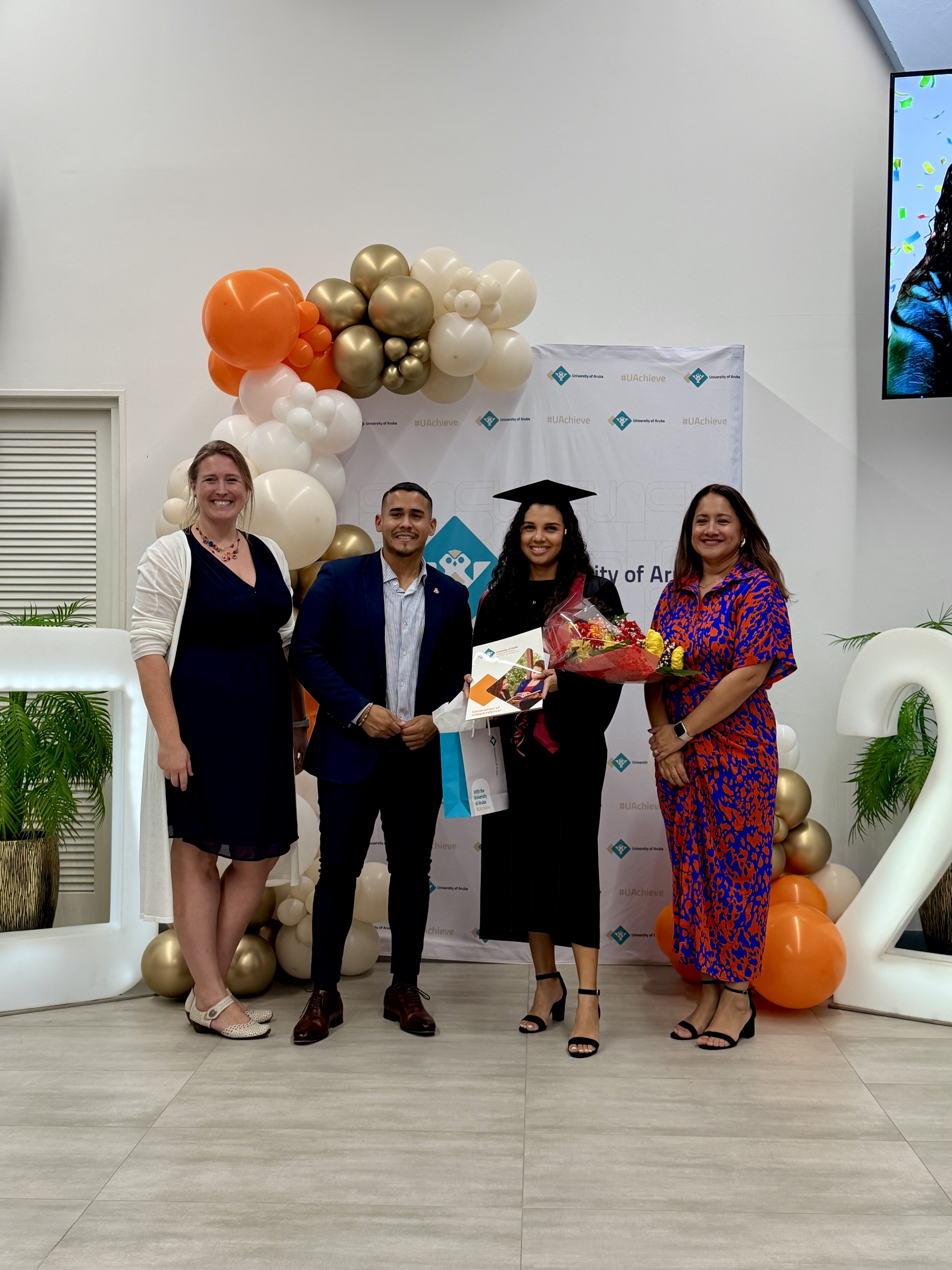 Minister Cicilia presente na graduacion di e profesionalnan social