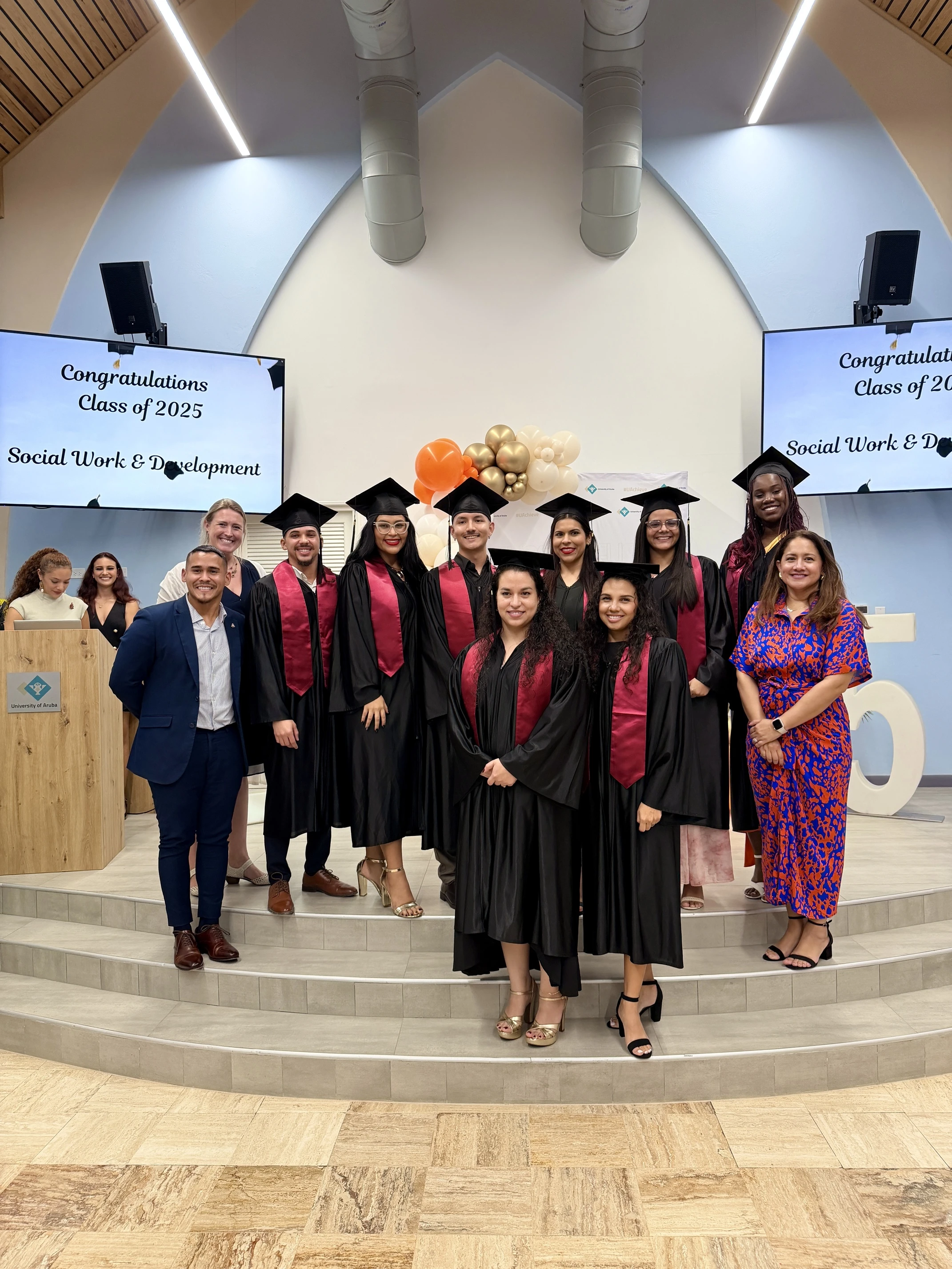 Minister Cicilia presente na graduacion di e profesionalnan social