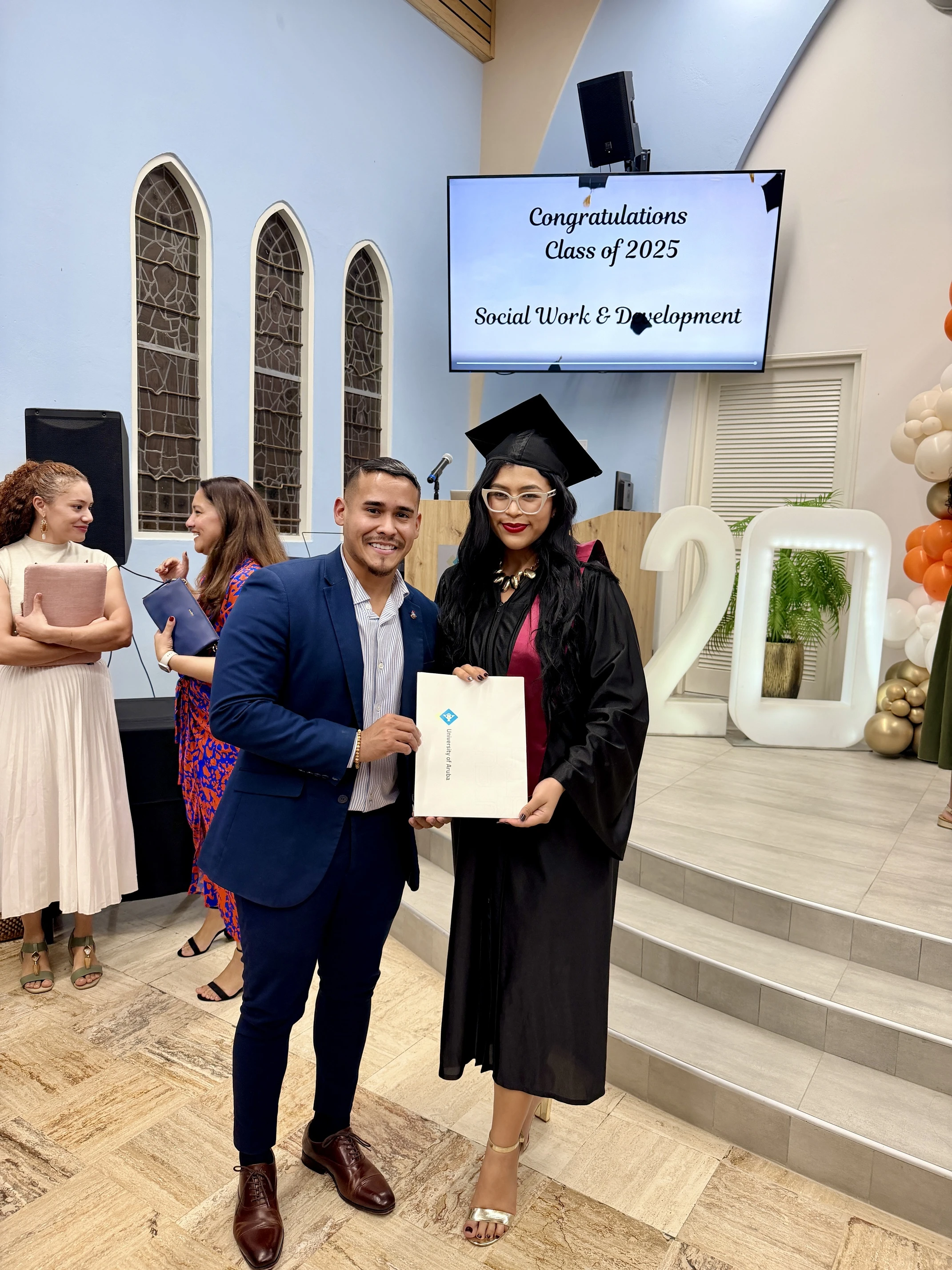Minister Cicilia presente na graduacion di e profesionalnan social