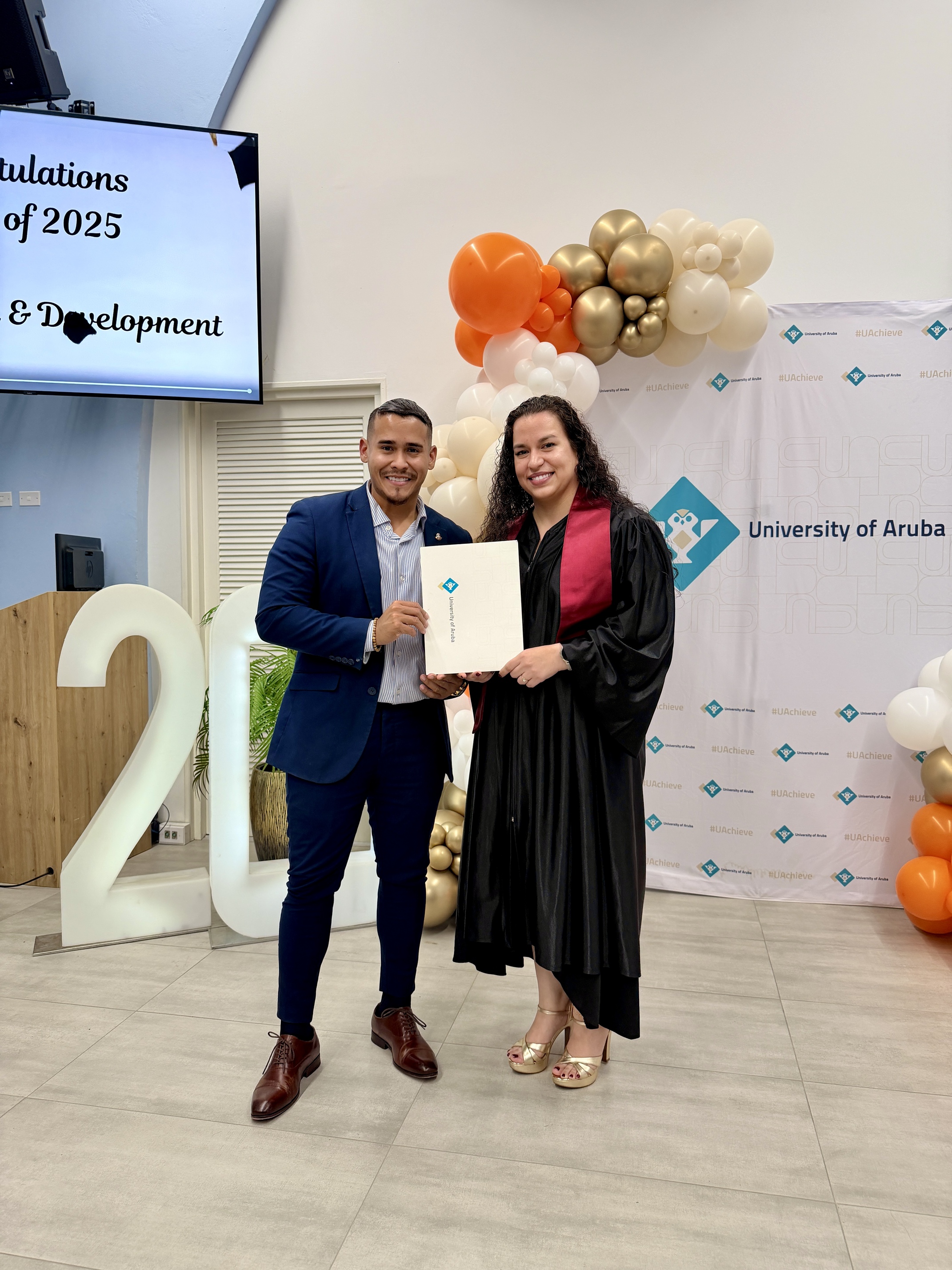 Minister Cicilia presente na graduacion di e profesionalnan social