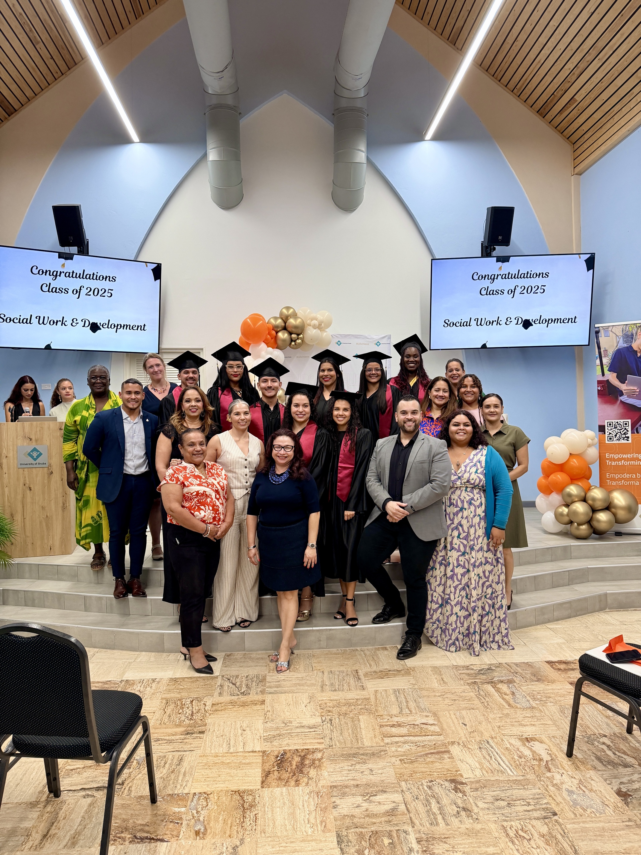 Minister Cicilia presente na graduacion di e profesionalnan social