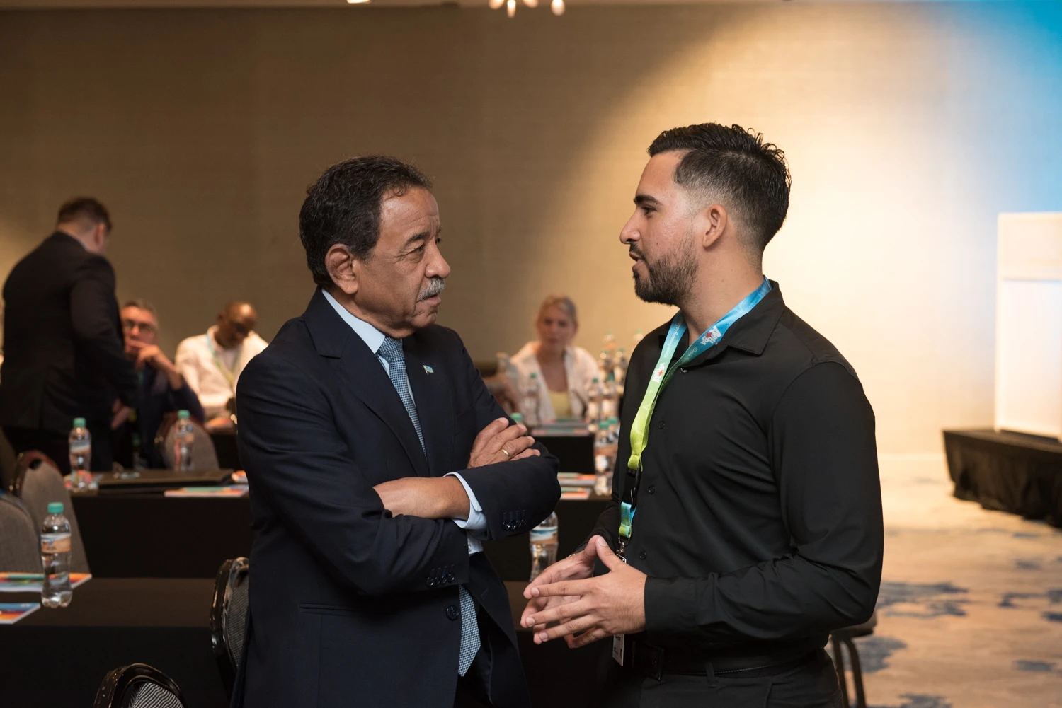 Minister Herdé tabata orador durante e prome Aruba Real Estate Summit