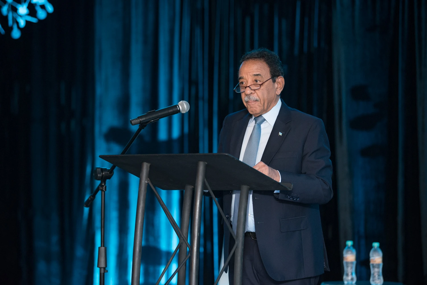 Minister Herdé tabata orador durante e prome Aruba Real Estate Summit