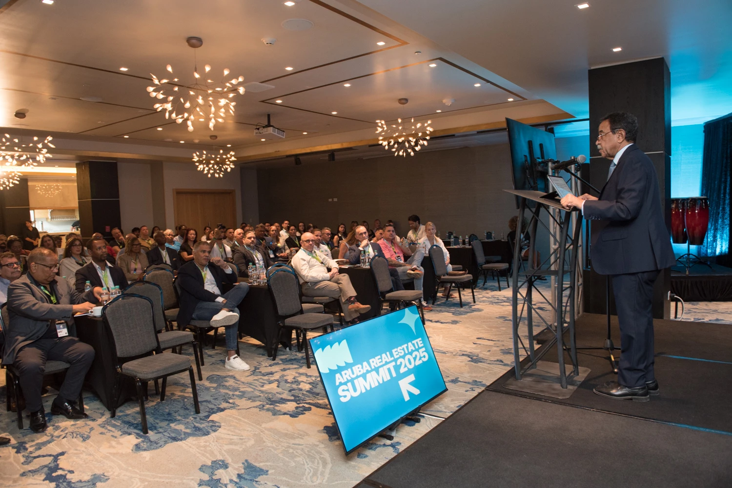 Minister Herdé tabata orador durante e prome Aruba Real Estate Summit