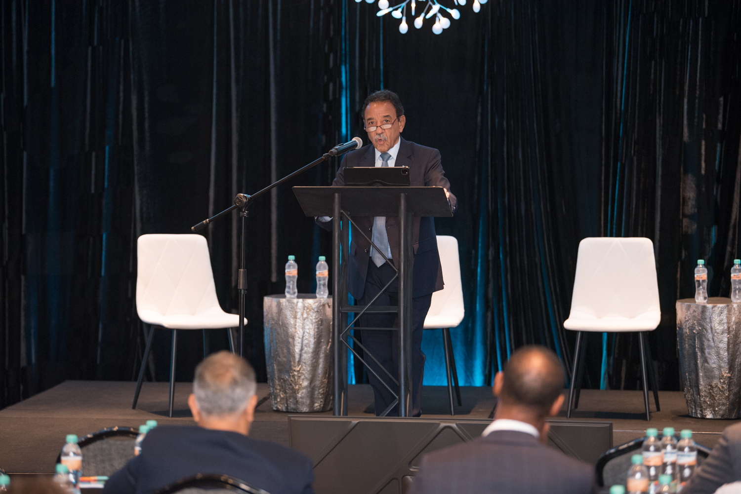 Minister Herdé tabata orador durante e prome Aruba Real Estate Summit