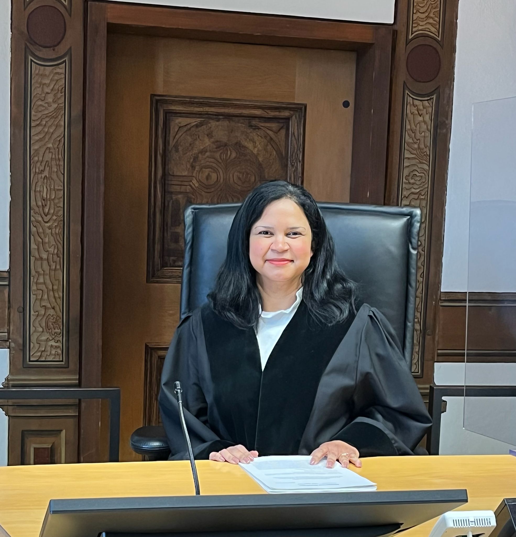 Denise Hradecky - Farro ta hues boluntario na e Corte Administrativo na Stuttgart