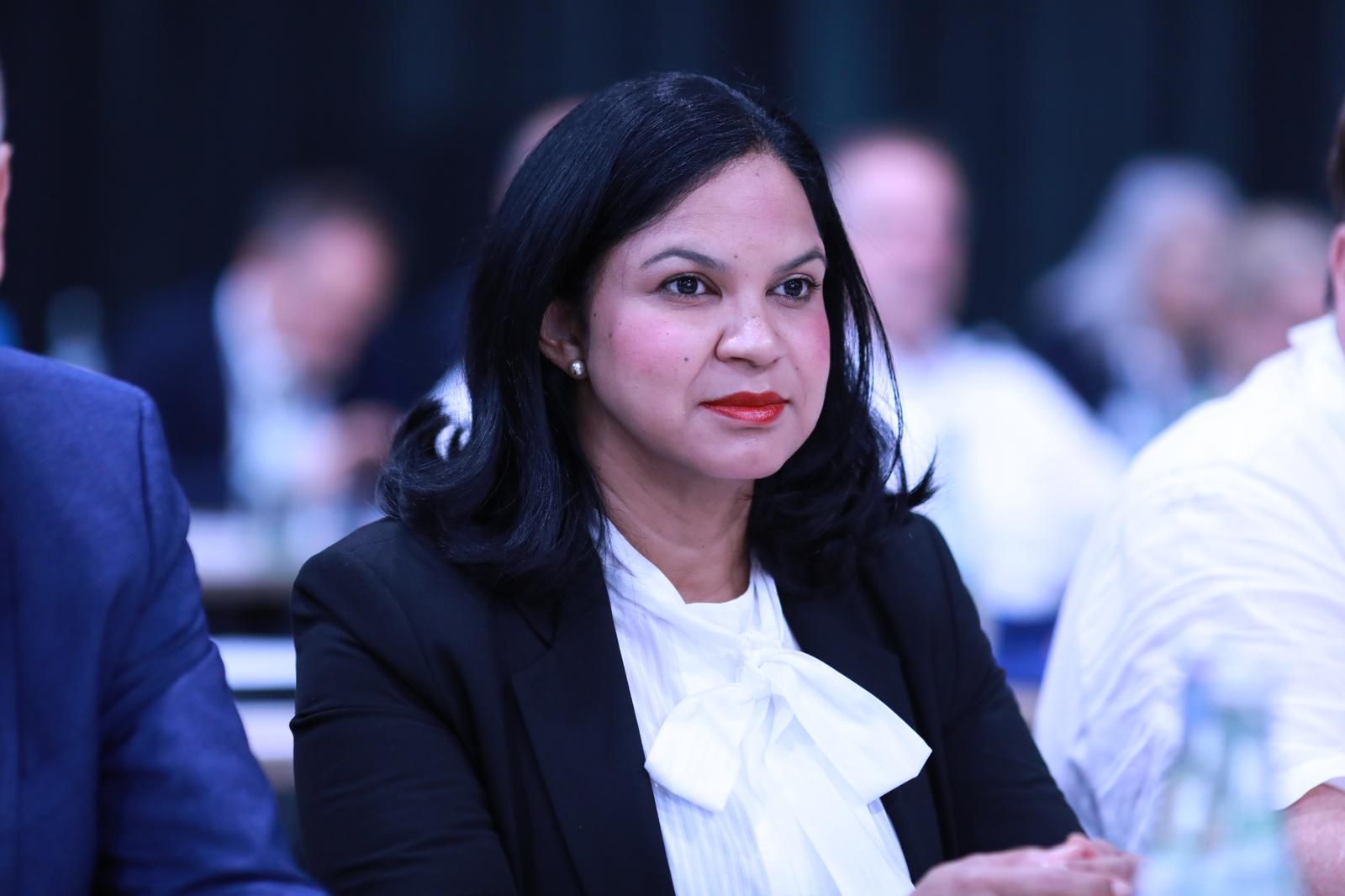 Denise Hradecky - Farro ta hues boluntario na e Corte Administrativo na Stuttgart