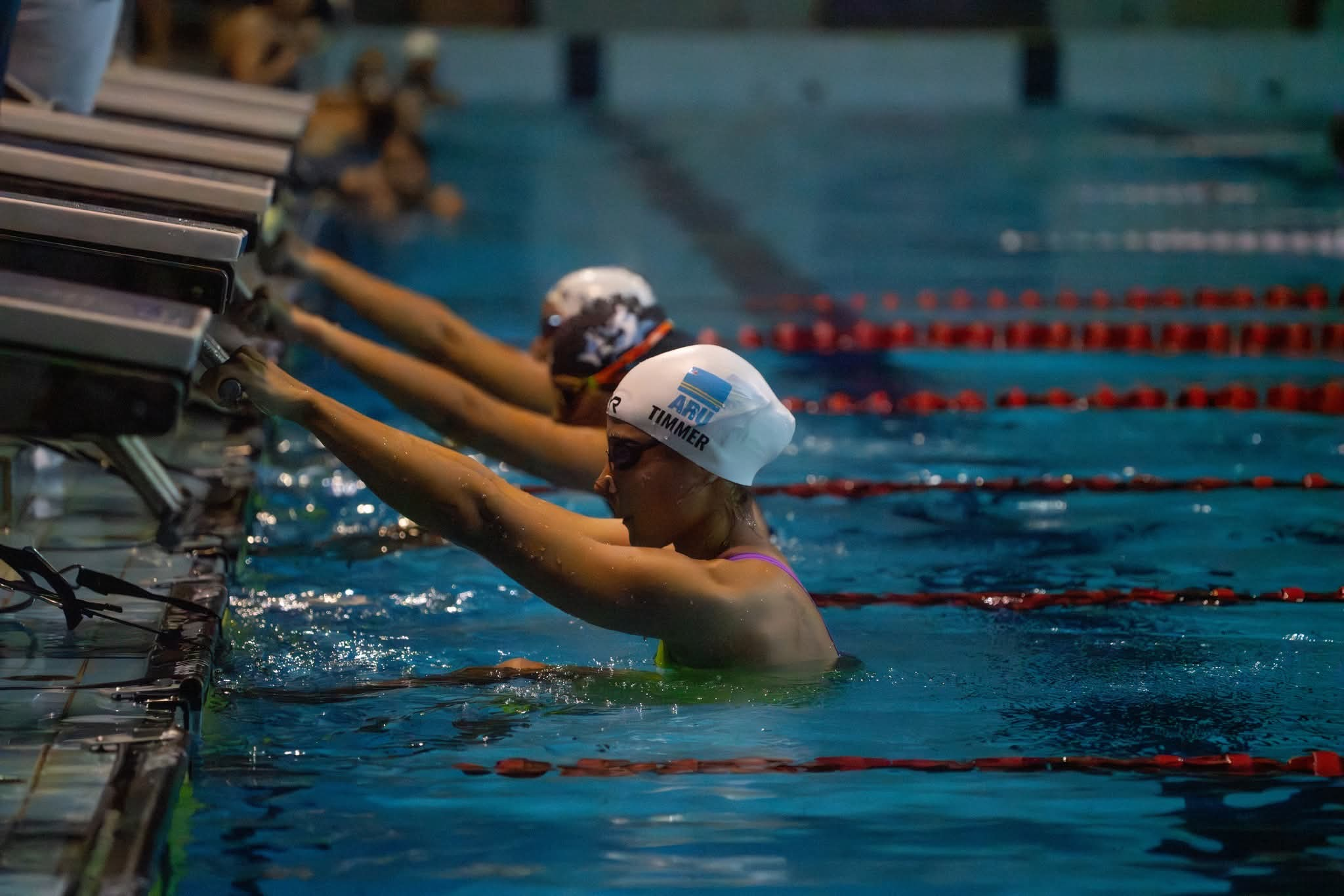 Stingray Swimming Team ta felicita nan atleta Elisabeth Timmer cu a briya na Hulanda
