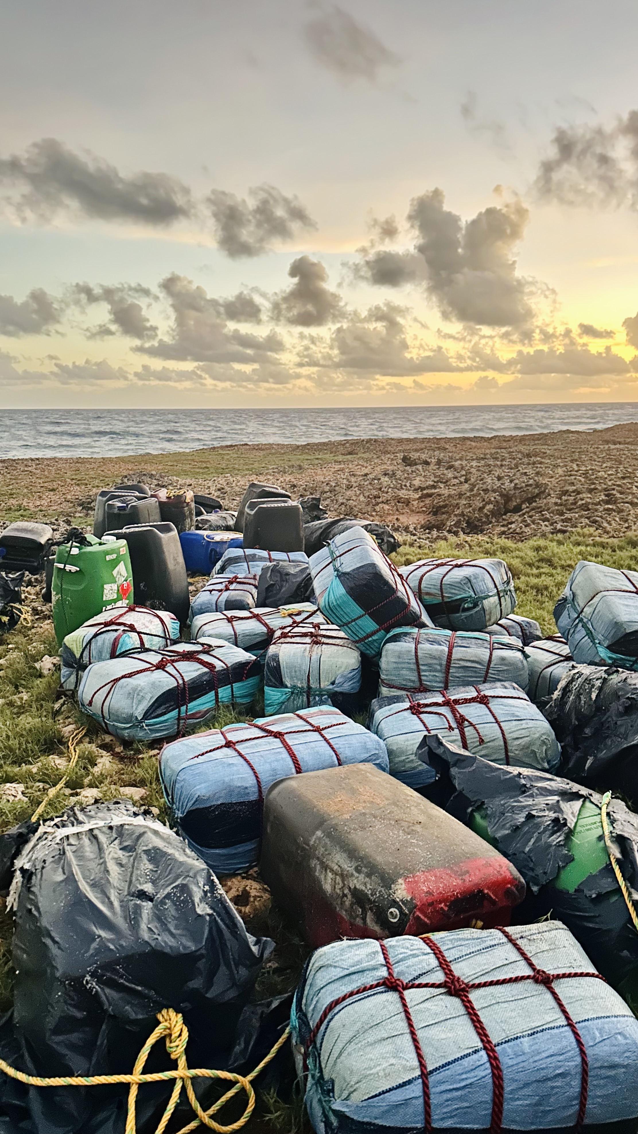 Detencion di 5 persona den area di Playa Tortuga caminda a encontra un cantidad di pakete cu droga