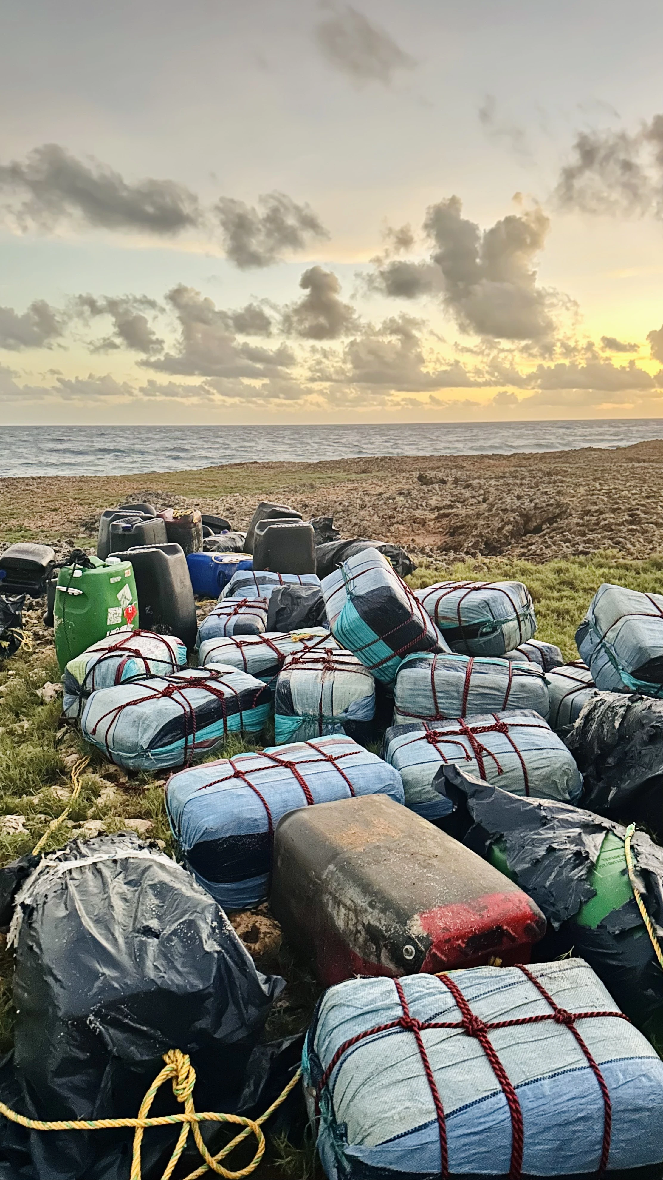 Detencion di 5 persona den area di Playa Tortuga caminda a encontra un cantidad di pakete cu droga