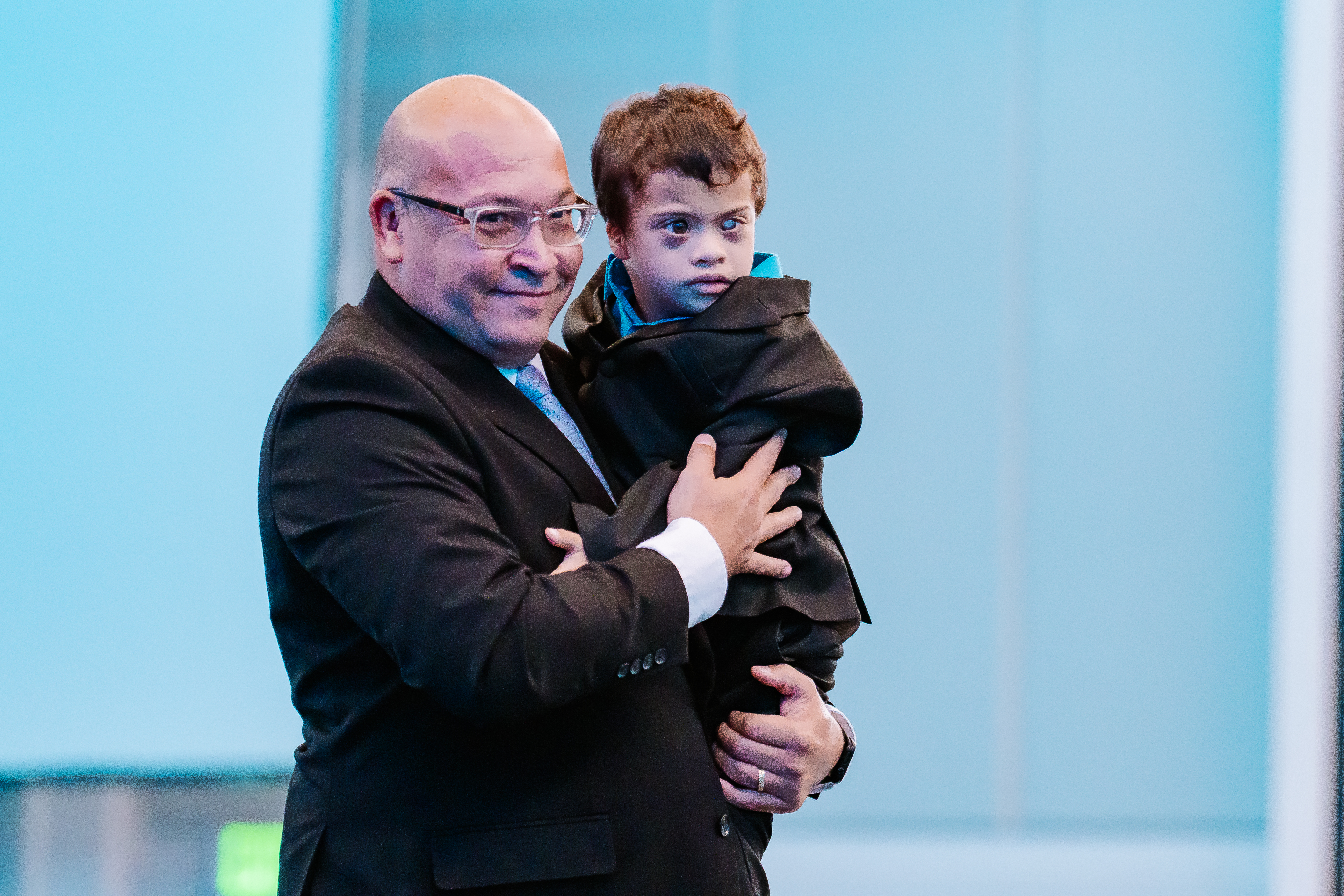 Dia 3 di December: - Stima ta inclui no exclui