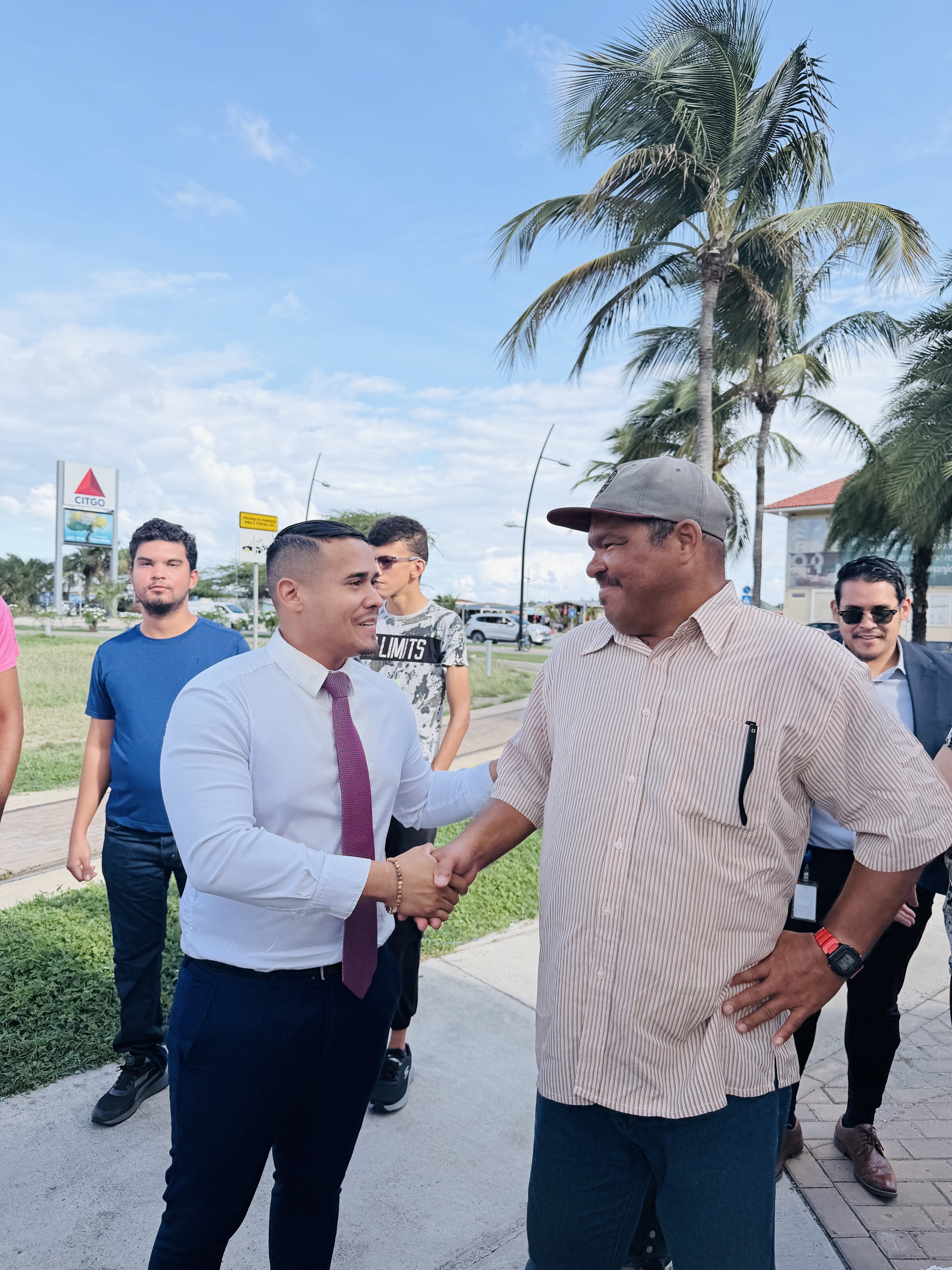 Minister Wendrick Cicilia a otorga kiosco na Trampolin pa Trabao