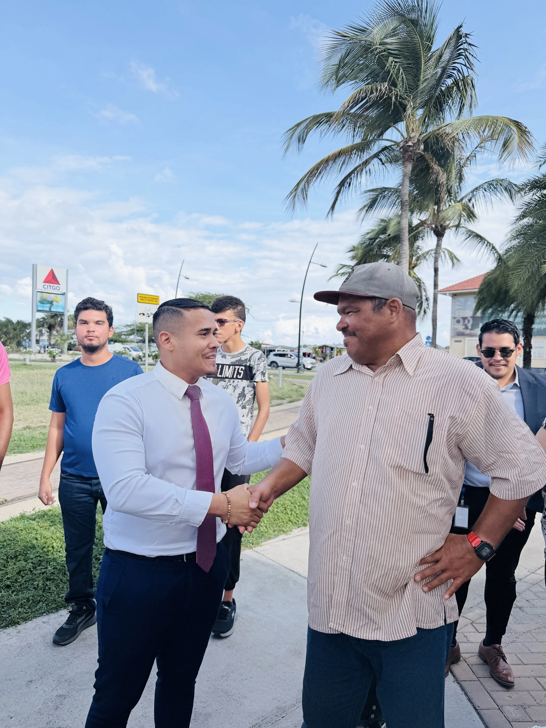 Minister Wendrick Cicilia a otorga kiosco na Trampolin pa Trabao