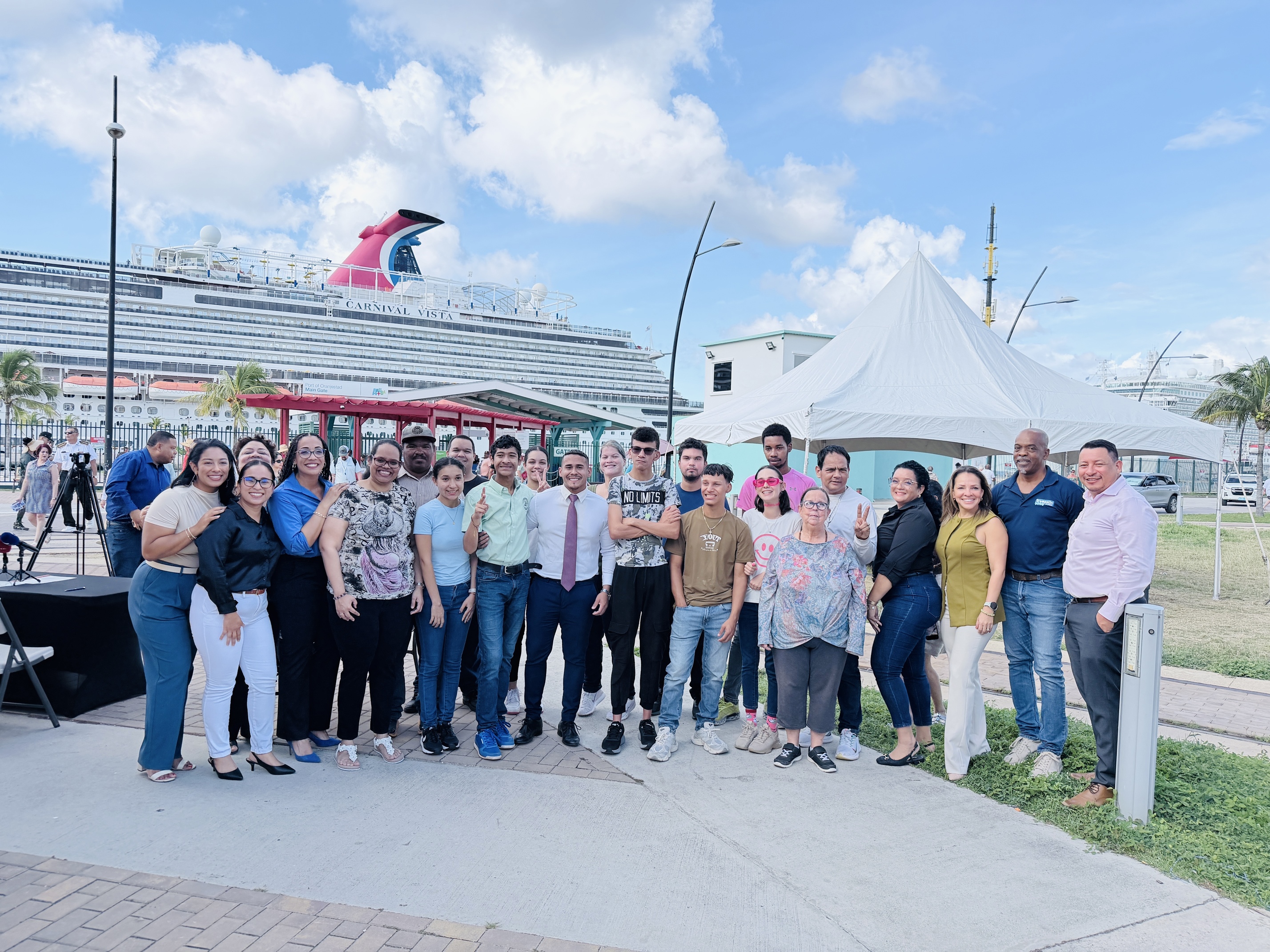 Minister Wendrick Cicilia a otorga kiosco na Trampolin pa Trabao