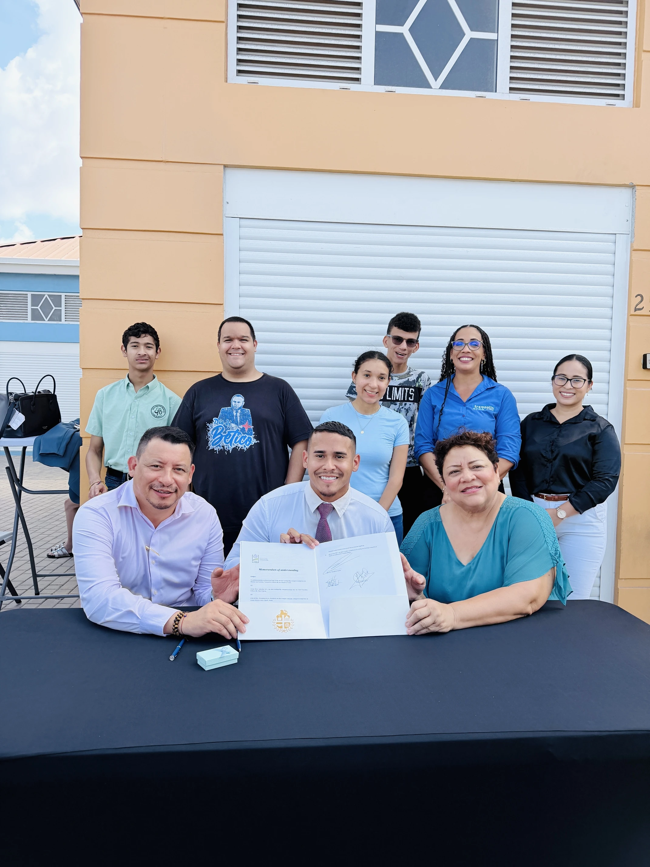 Minister Wendrick Cicilia a otorga kiosco na Trampolin pa Trabao