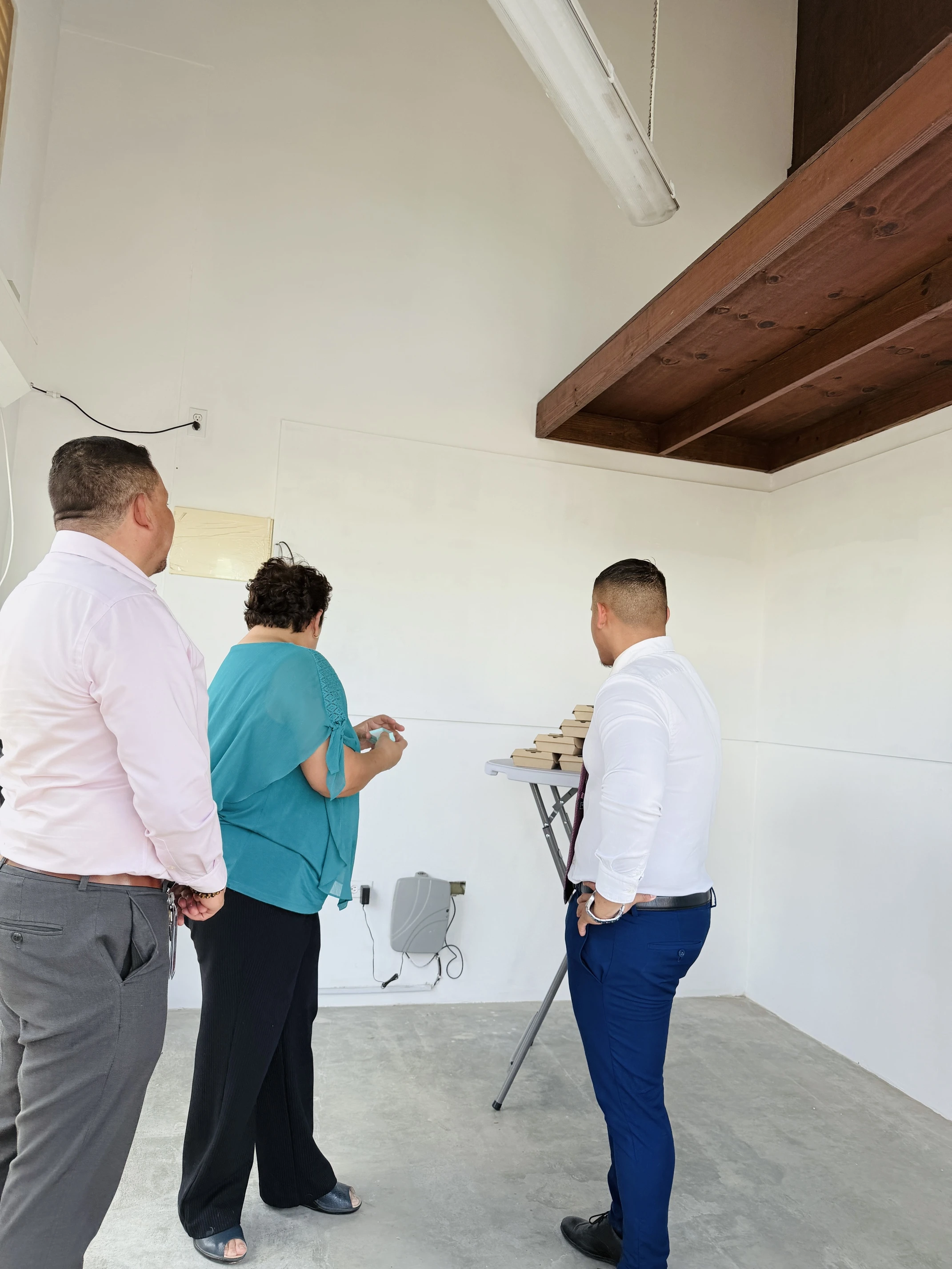 Minister Wendrick Cicilia a otorga kiosco na Trampolin pa Trabao