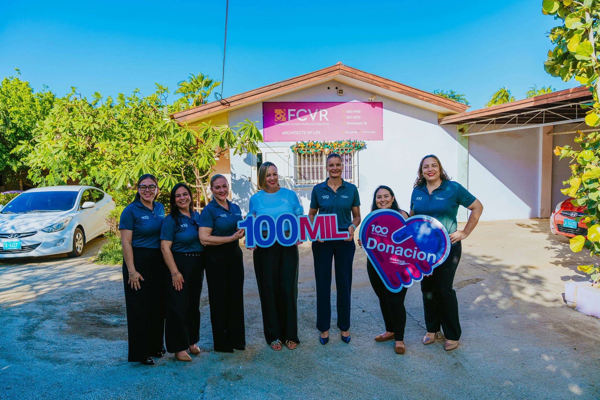 Aruba Bank ta clausura 2025 cu Afl. 100,000 na Fundacion Contra Violencia Relacional (FCVR)