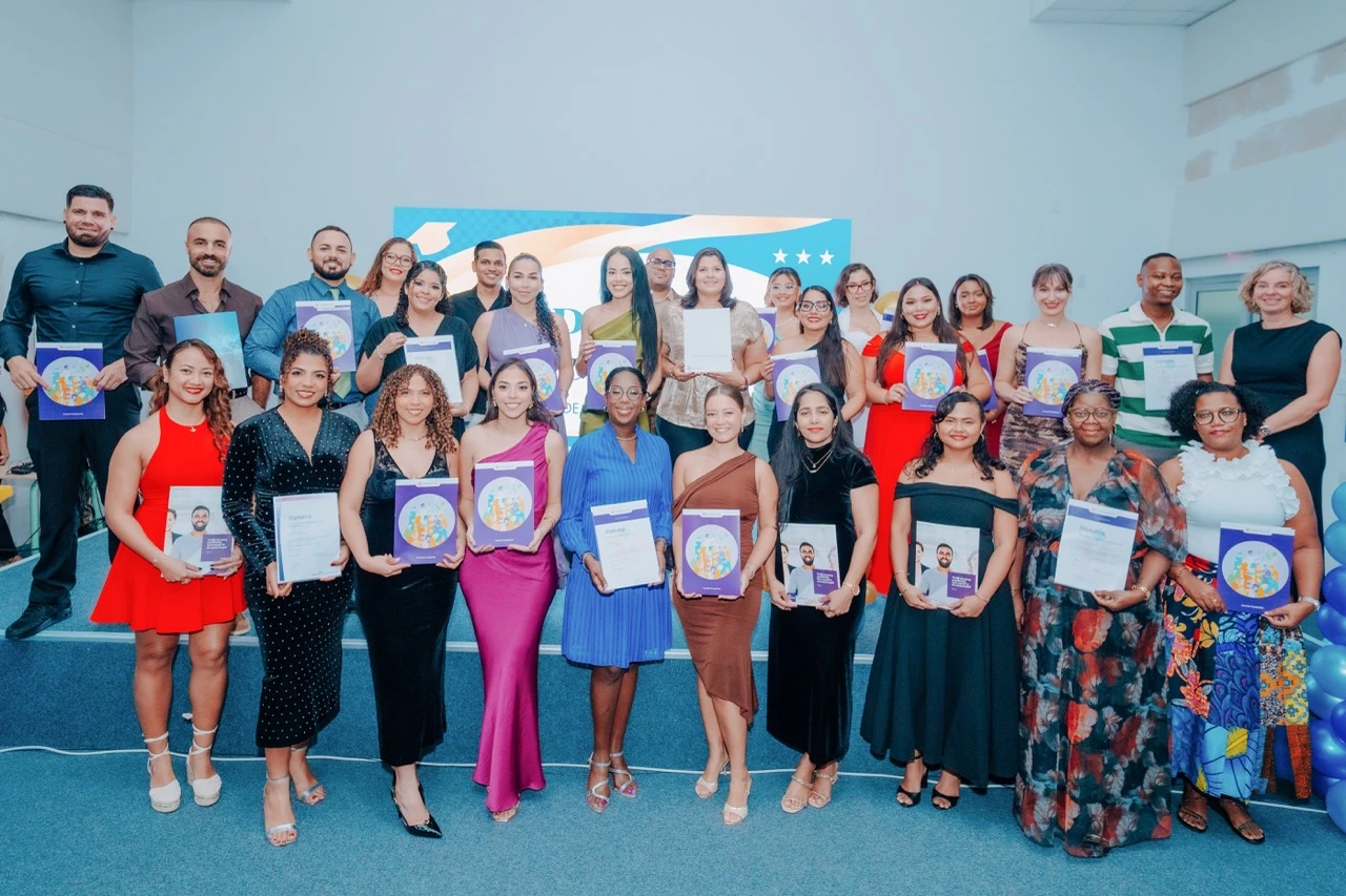 HOH ta celebra graduacion di 29 profesional den cuido