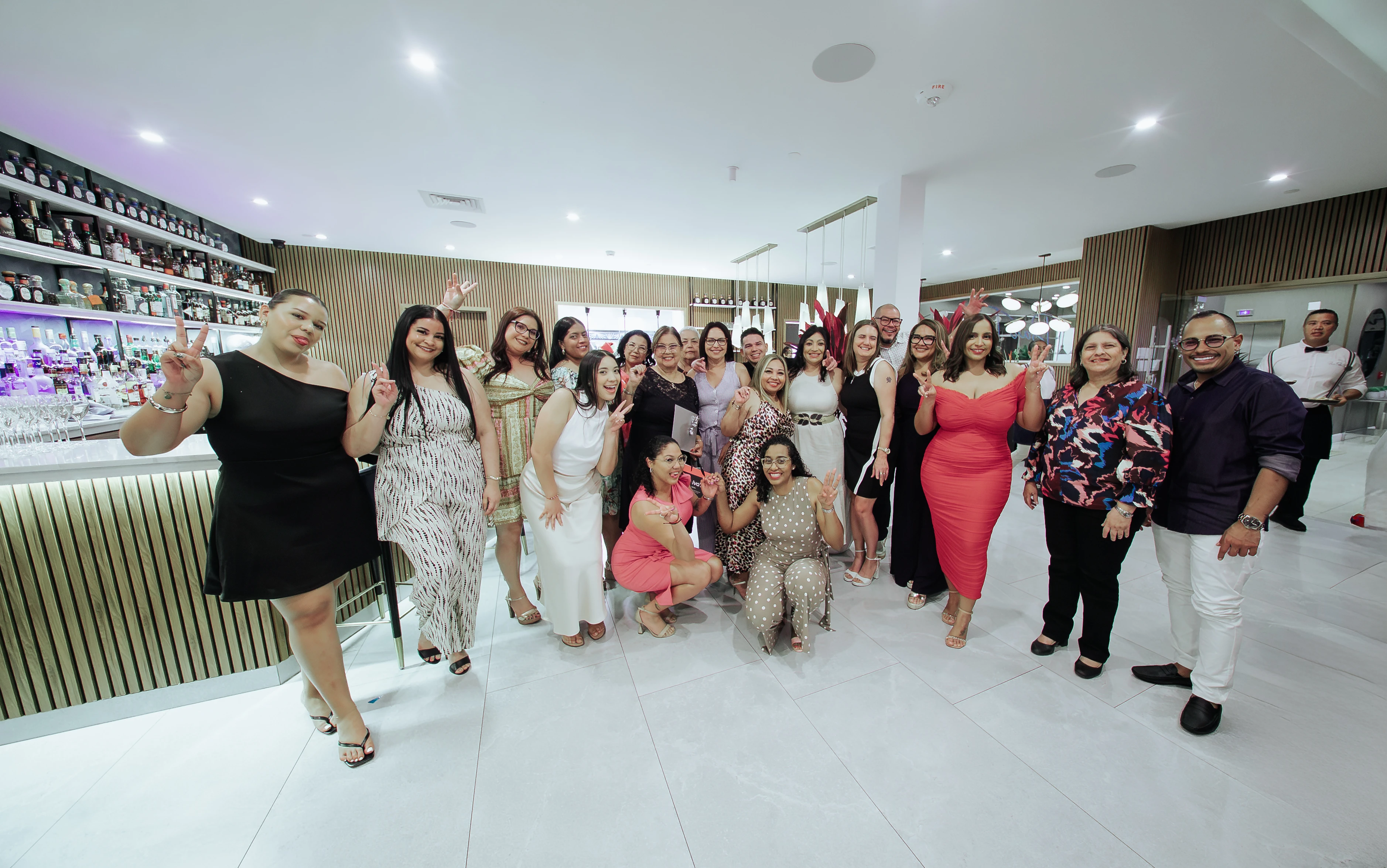 Aruba Bank ta gradici Lilian Hoek y Brenda Frank pa nan añanan di servicio