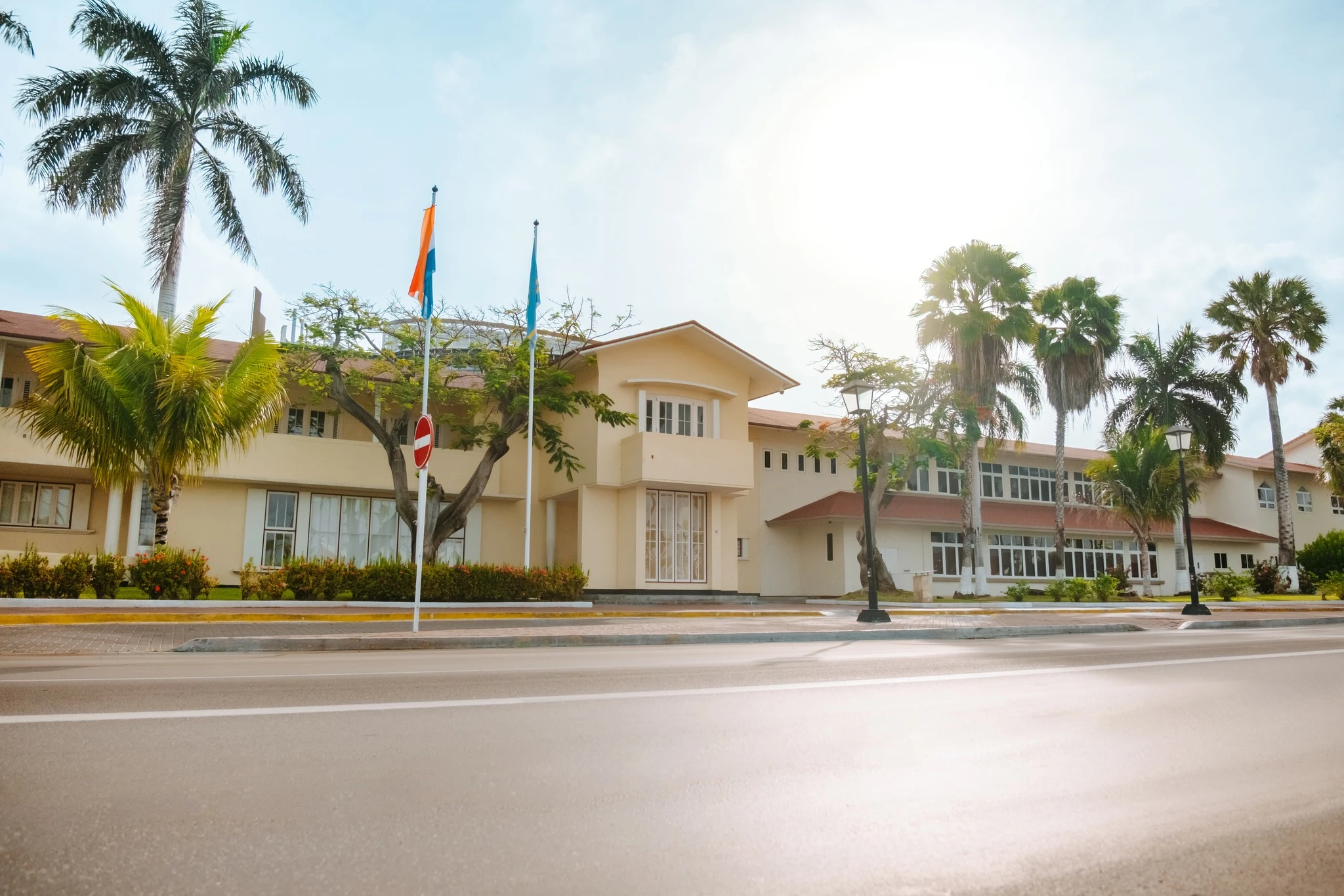 Conferencia via telefon entre Prome Minister Aruba Mike Eman Y US Consul General Ramon Negron